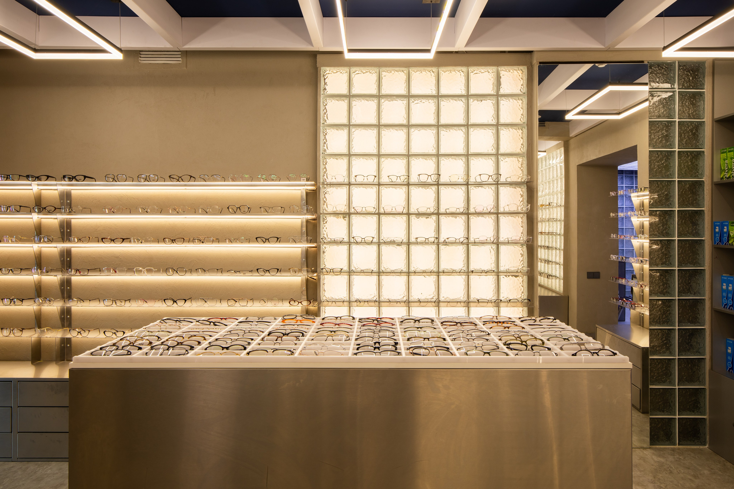 Съёмка интерьера салона оптики, витрина крупным планом