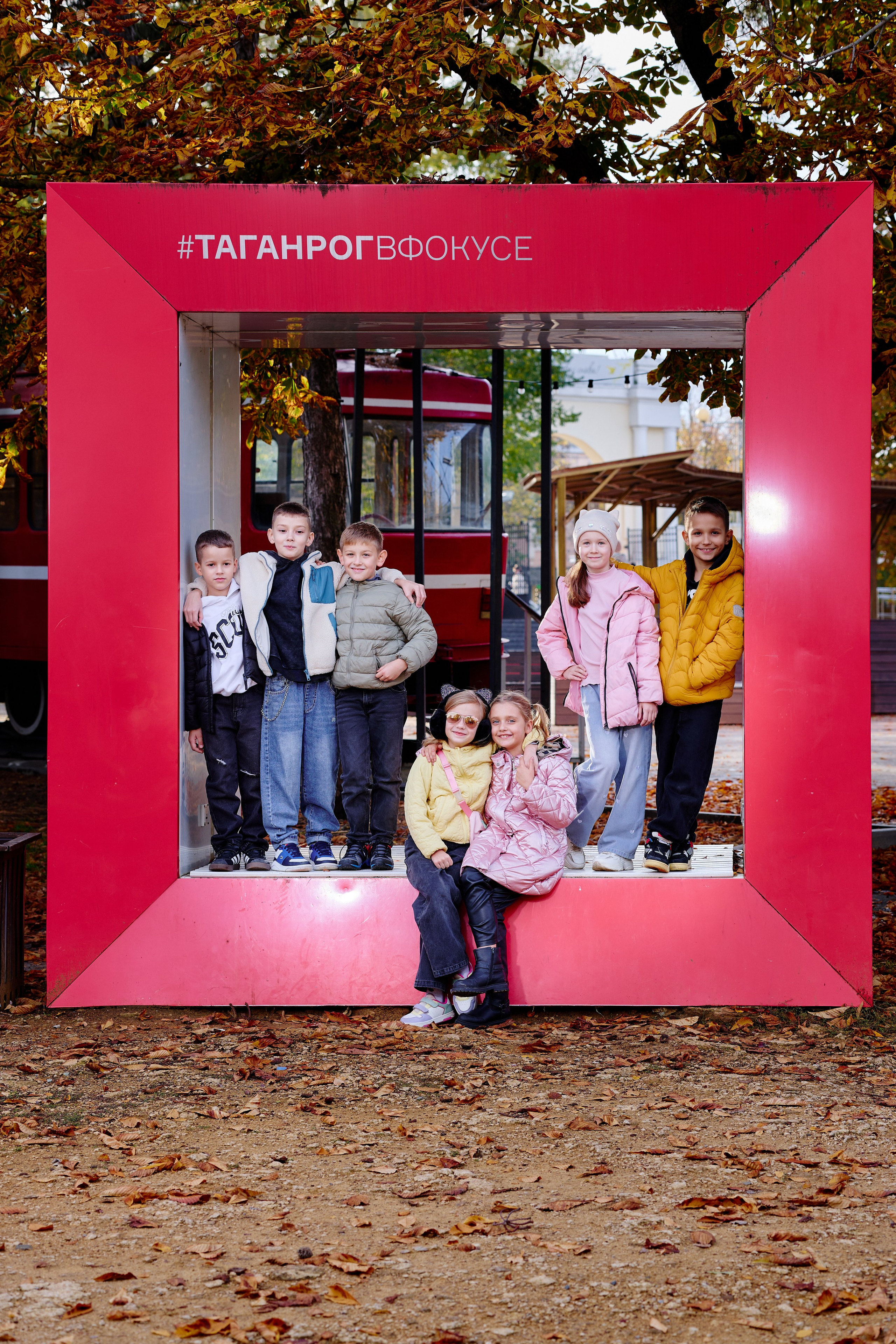 Прогулка в парке классом. Фотограф Выпускные альбомы Таганрог Сергей Коробченко