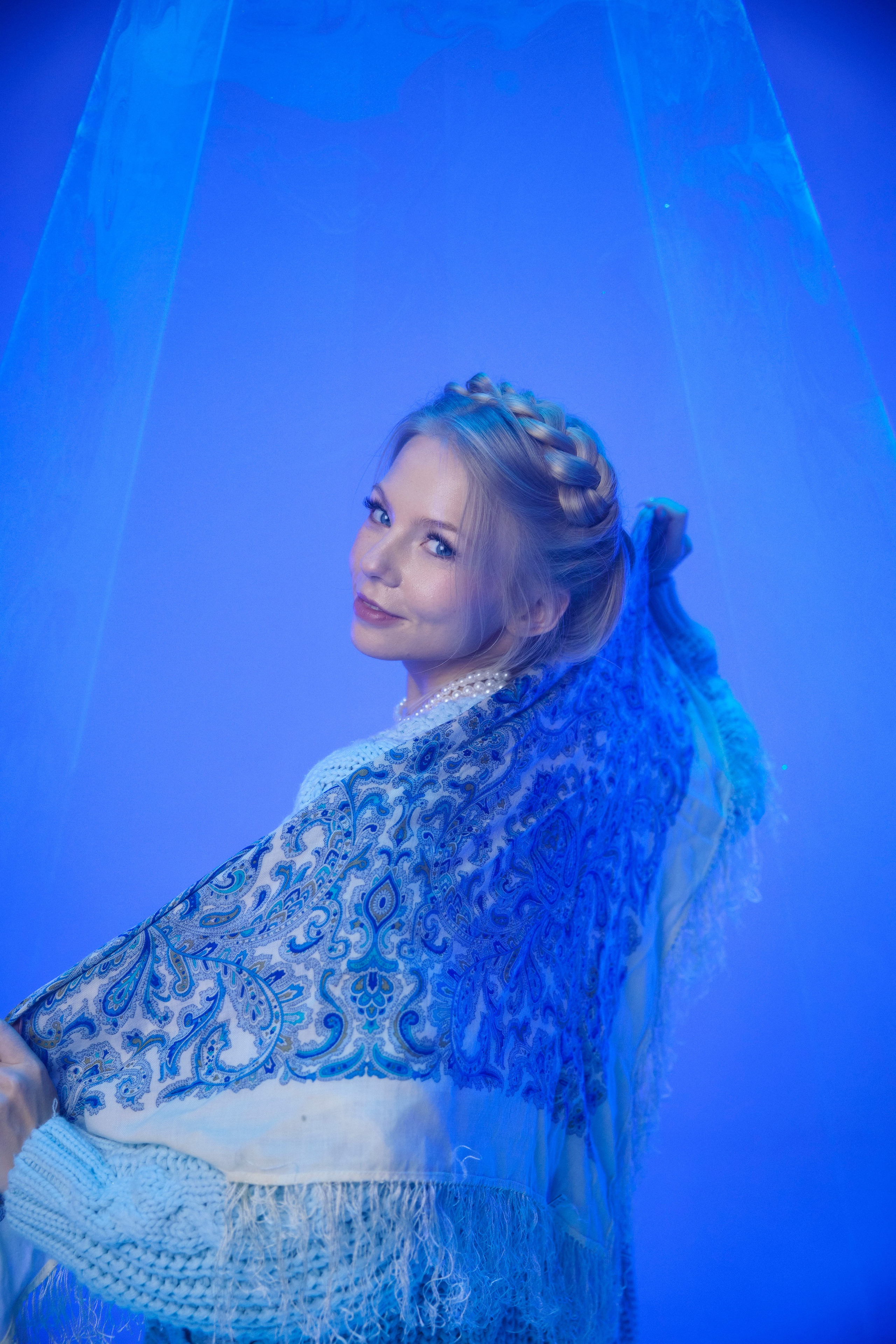 студийная съемка с лазером съемка девушки в шортах на цветном фоне съемка на циклораме фотограф питер санкт-петербург