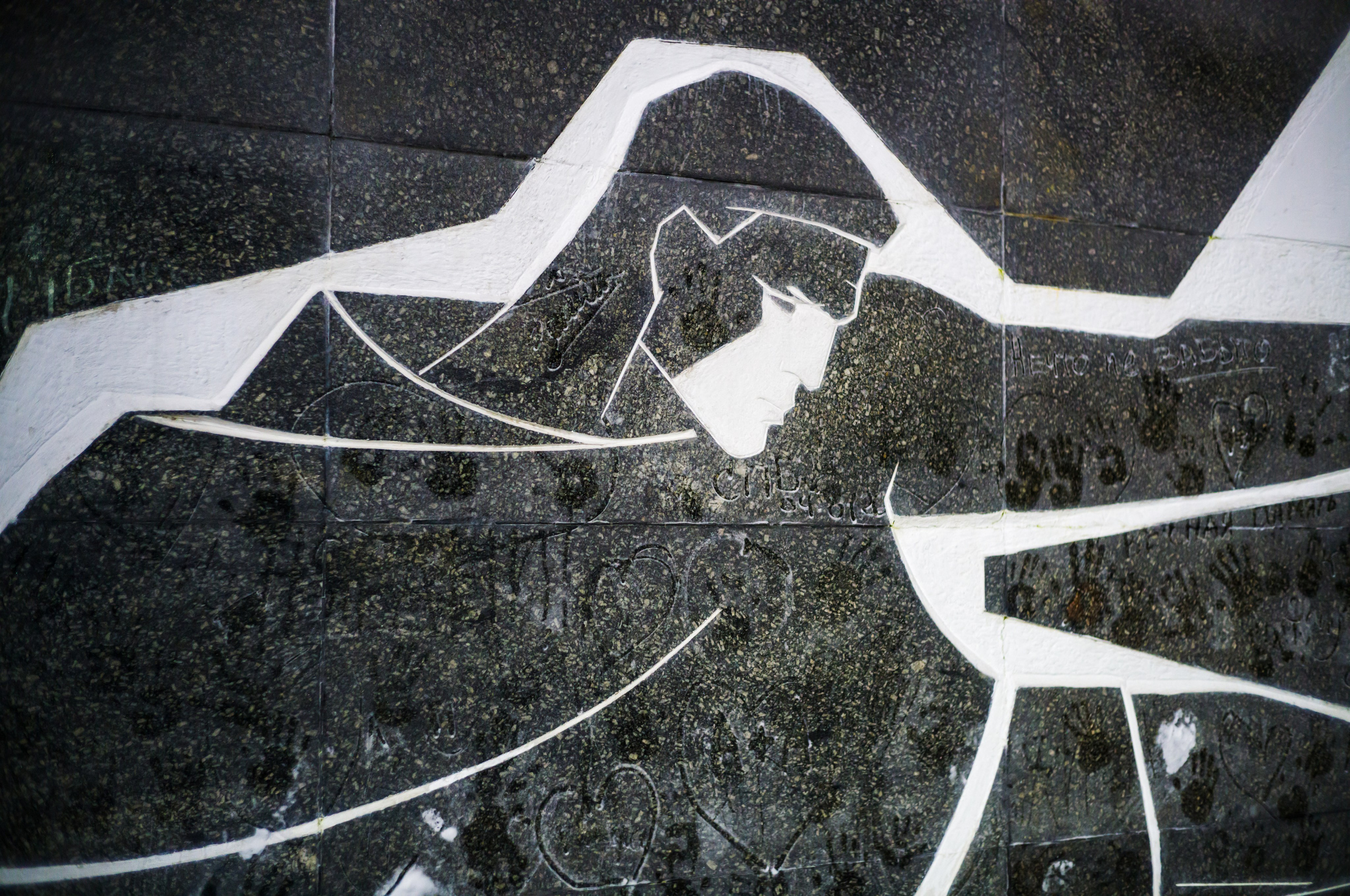 Следы рук на монументе в Нижнем Новгорода