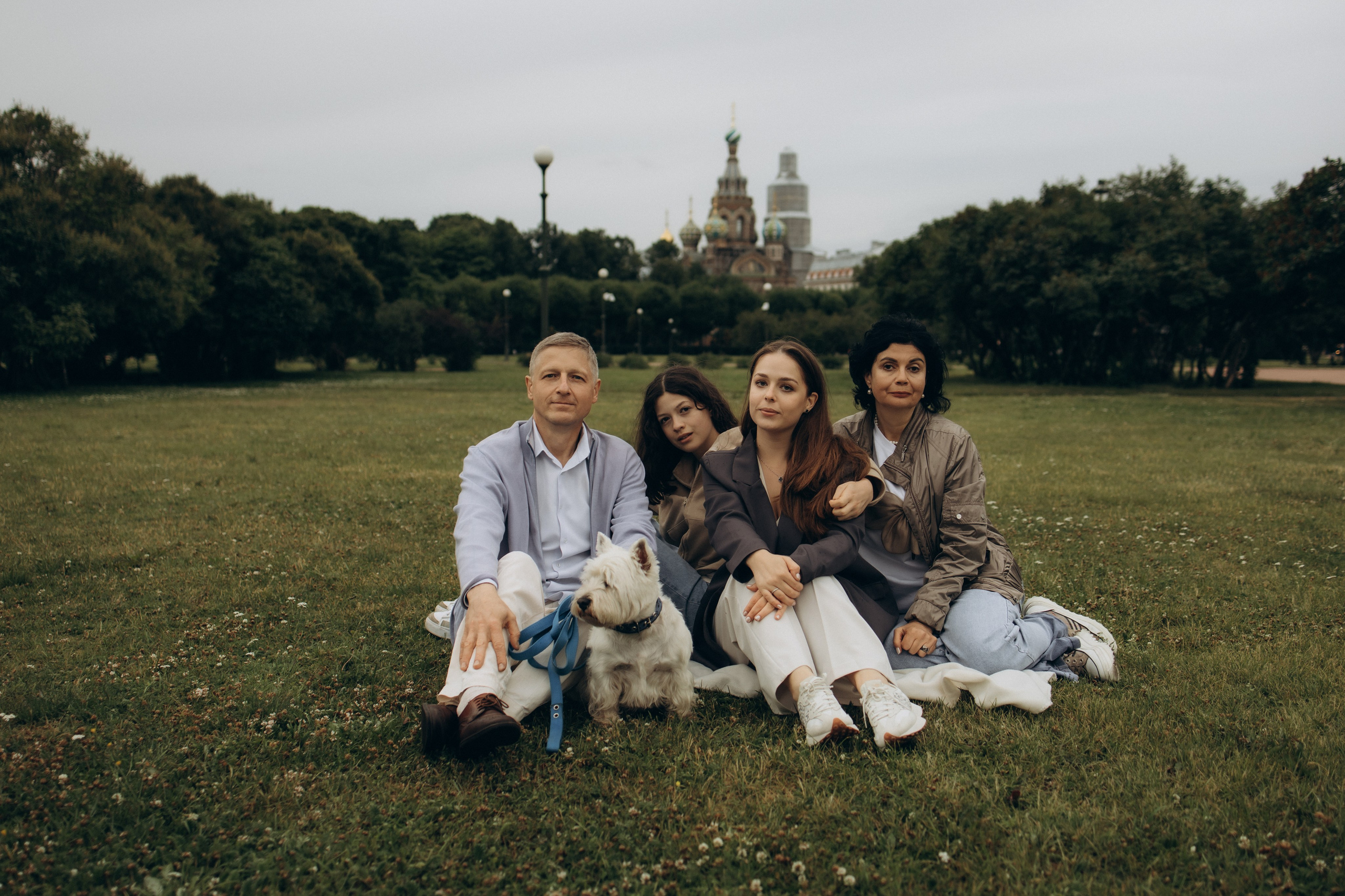 Моника, Мишель, Юлия, Дмитрий и песик Беня. Семейный, домашний, ньюборн фотограф Москва Цветкова Елизавета