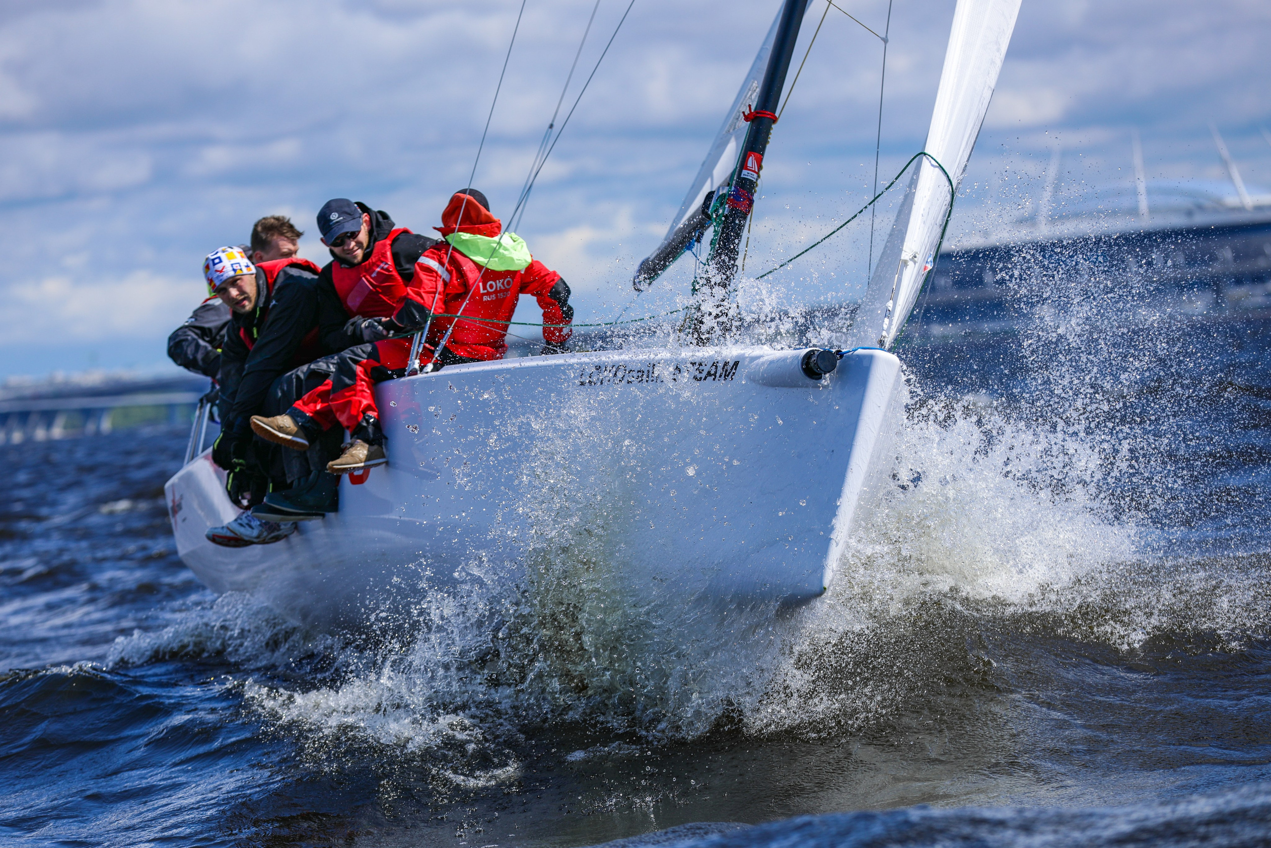 Яхтсмены на корпоративной гонке на парусных яхтах в Санкт-Петербурге.