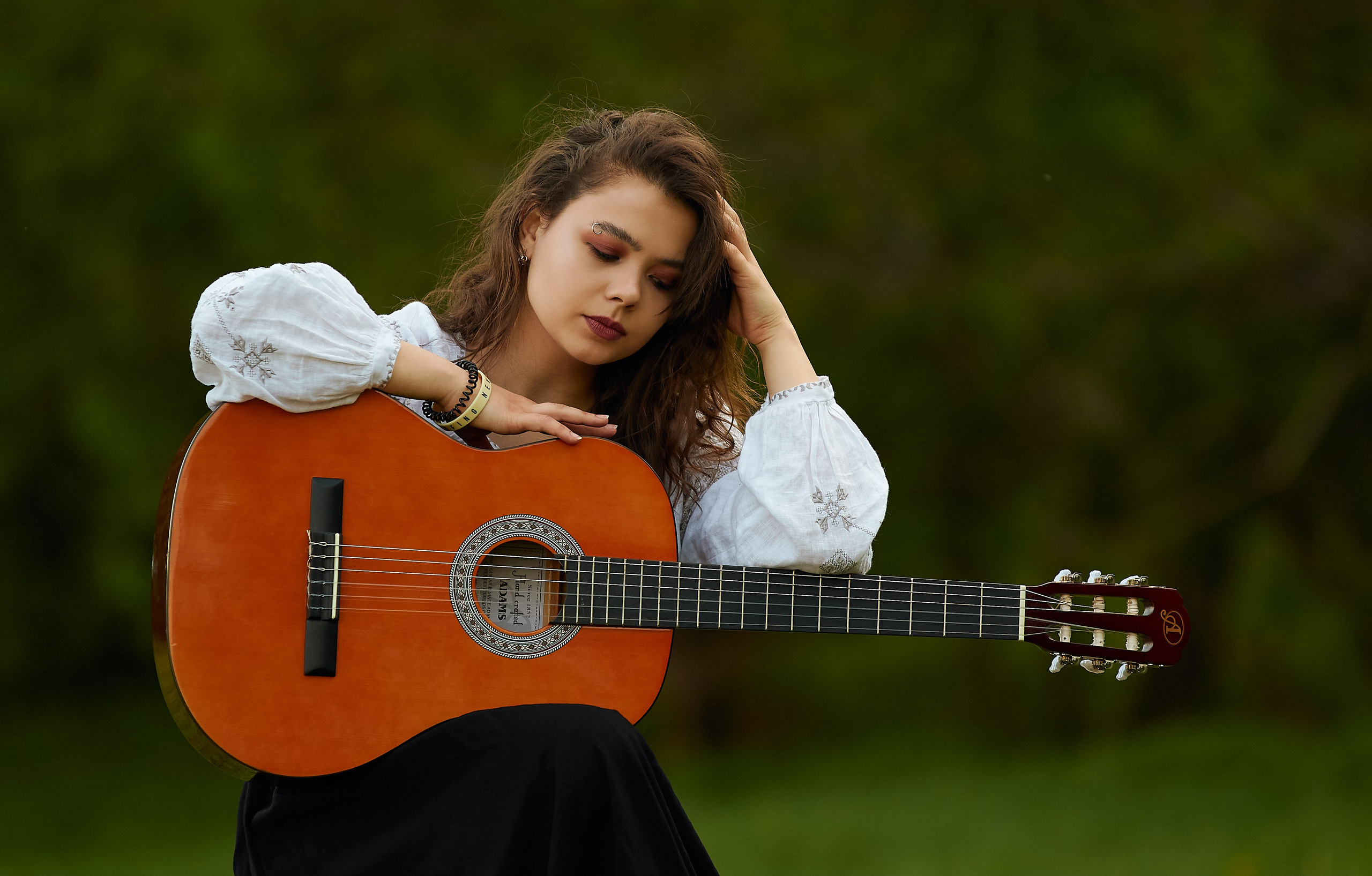 Alt-текст - Прогулочный кадр: девушка несёт гитару по аллее Царицынского парка, весенняя фотосессия на закате