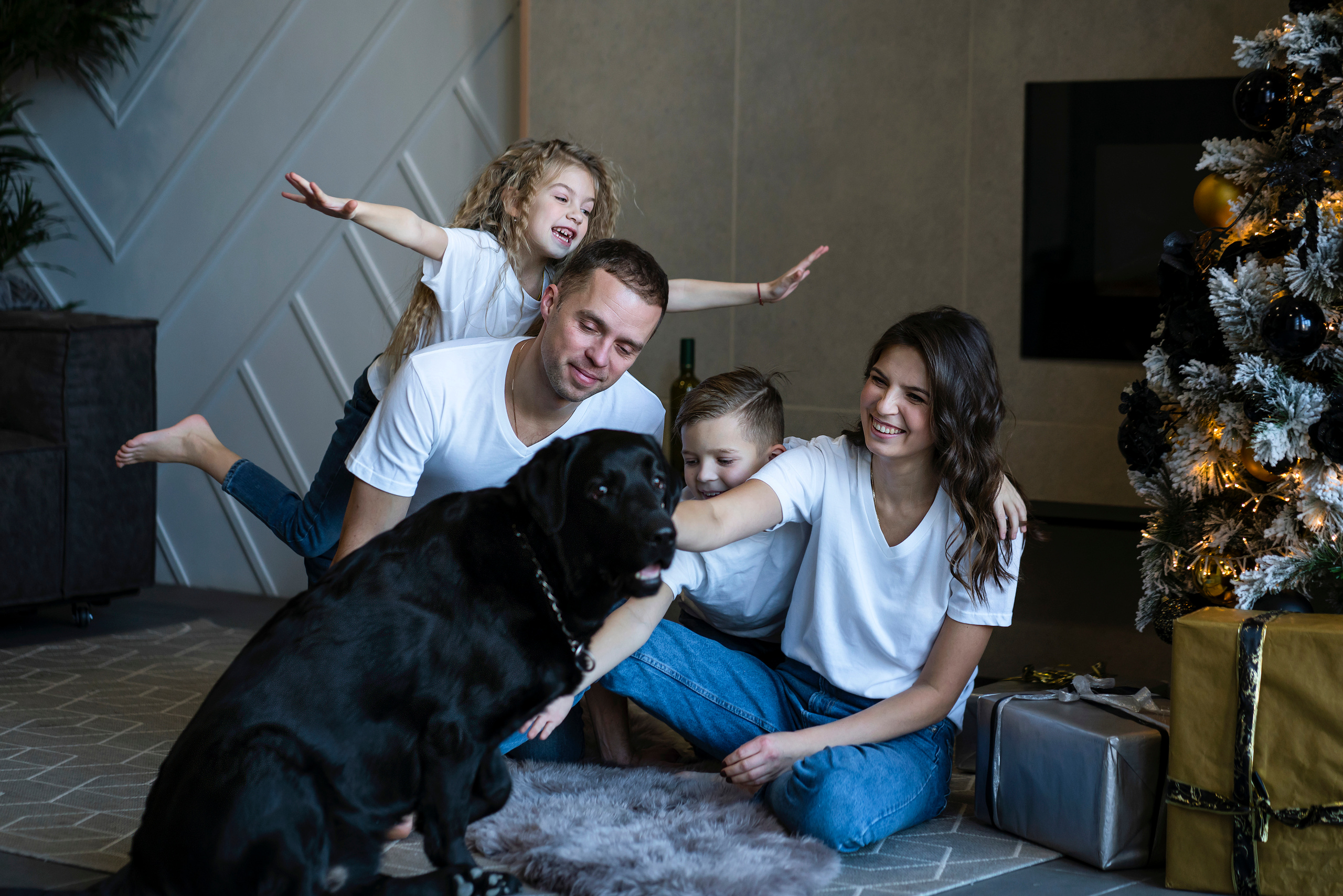 Семейная новогодняя съемка Света, Саша, Тоня, Гордей и Бруно. Фотограф, эмпат, телесный терапевт в Москве Ольга Трушина