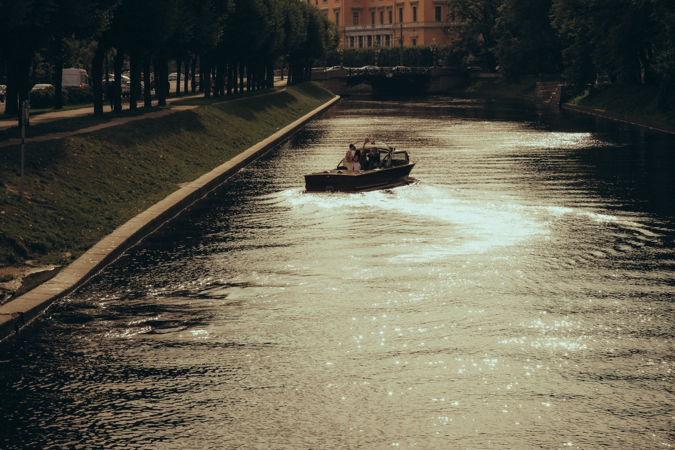 СВАДЕНБНАЯ СЬЕМКА НА КАТЕРЕ ПО КАНАЛАМ САНКТ-ПЕТЕРБУРГА И В АКВАТОРИИ НЕВЫ. Профессиональный фотограф, Санкт-Петербург — Виктория Богомолова