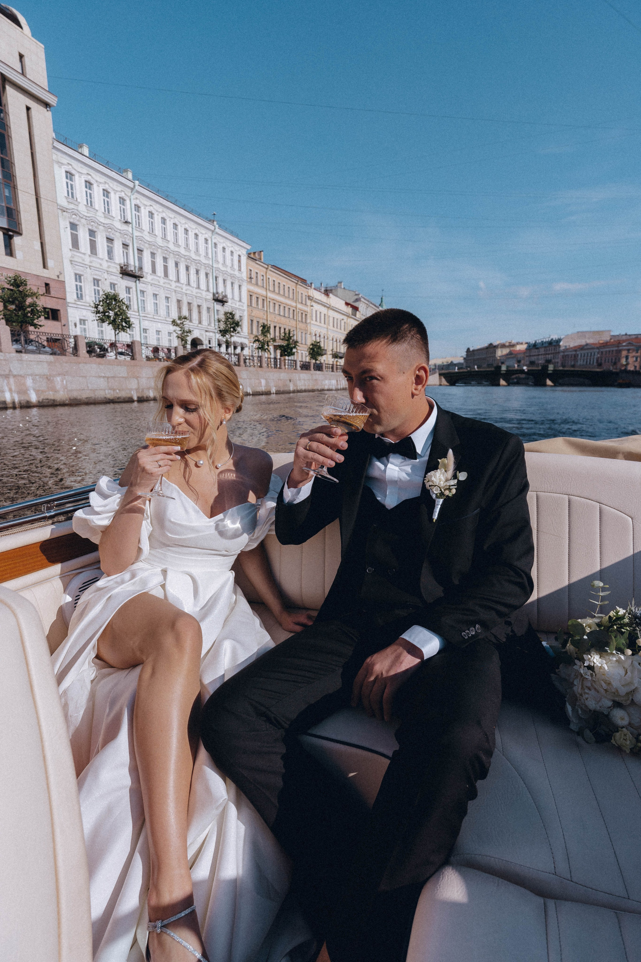 СВАДЕНБНАЯ СЬЕМКА НА КАТЕРЕ ПО КАНАЛАМ САНКТ-ПЕТЕРБУРГА И В АКВАТОРИИ НЕВЫ. Профессиональный фотограф, Санкт-Петербург — Виктория Богомолова