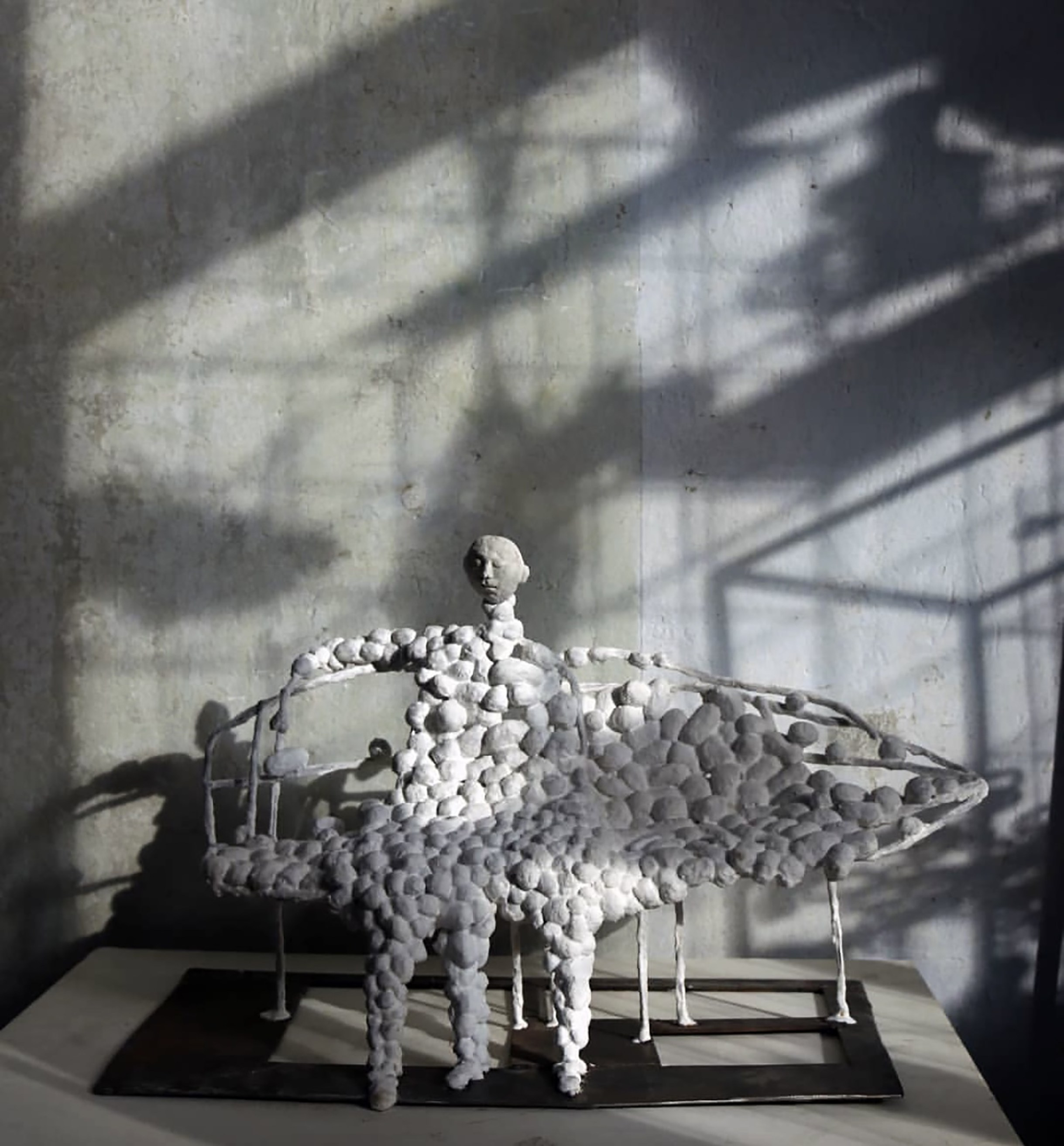 Человек-диван. Художник — скульптор Антонина Фатхуллина