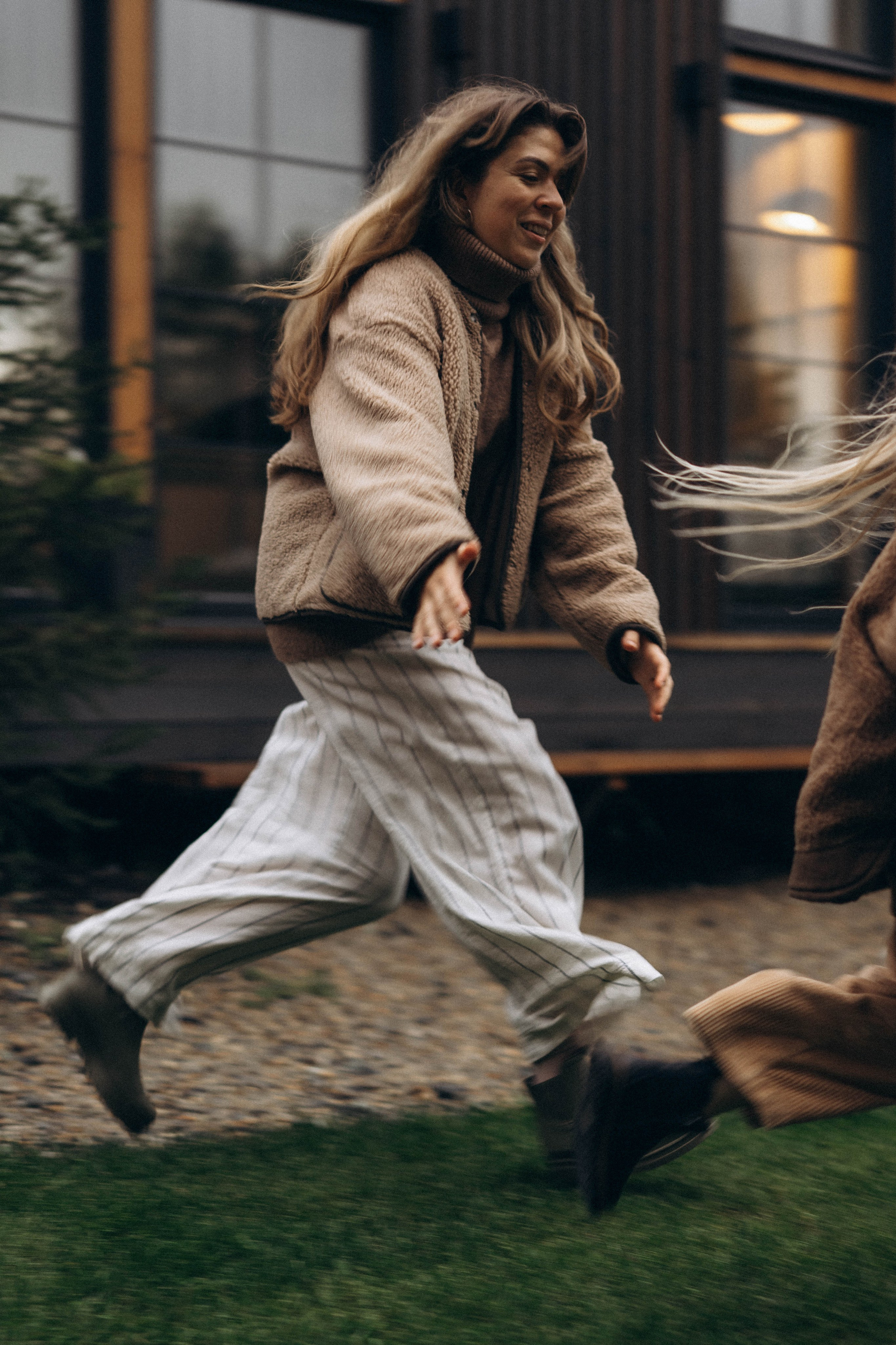 Фотосессия у дома во дворе мама и дочка. Фотограф Екатеринбург Кокшарова Александра