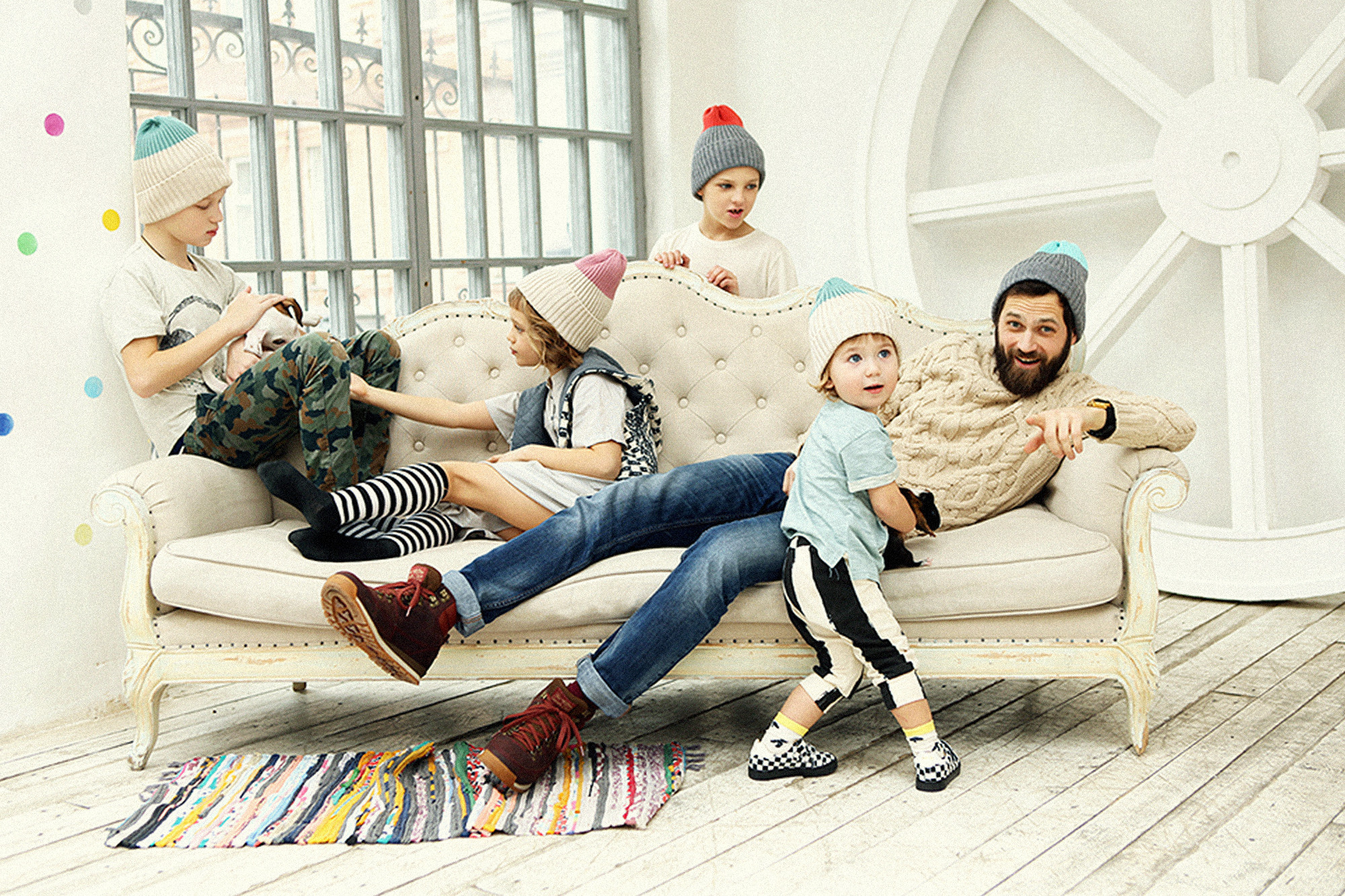 Профессиональное студийное  фото семьи  в красивой одежде