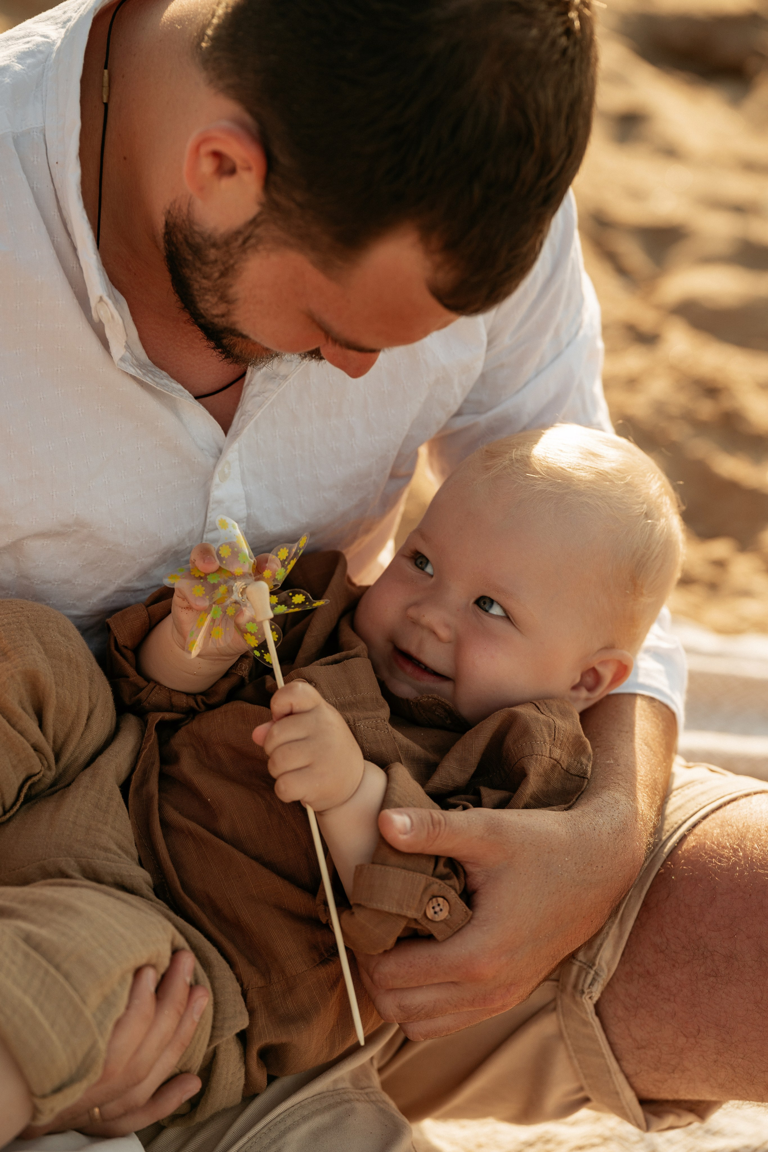 Фотограф ловит момент семейного счастья в Голубицкой: мама, папа и ребенок строят песчаный замок на берегу