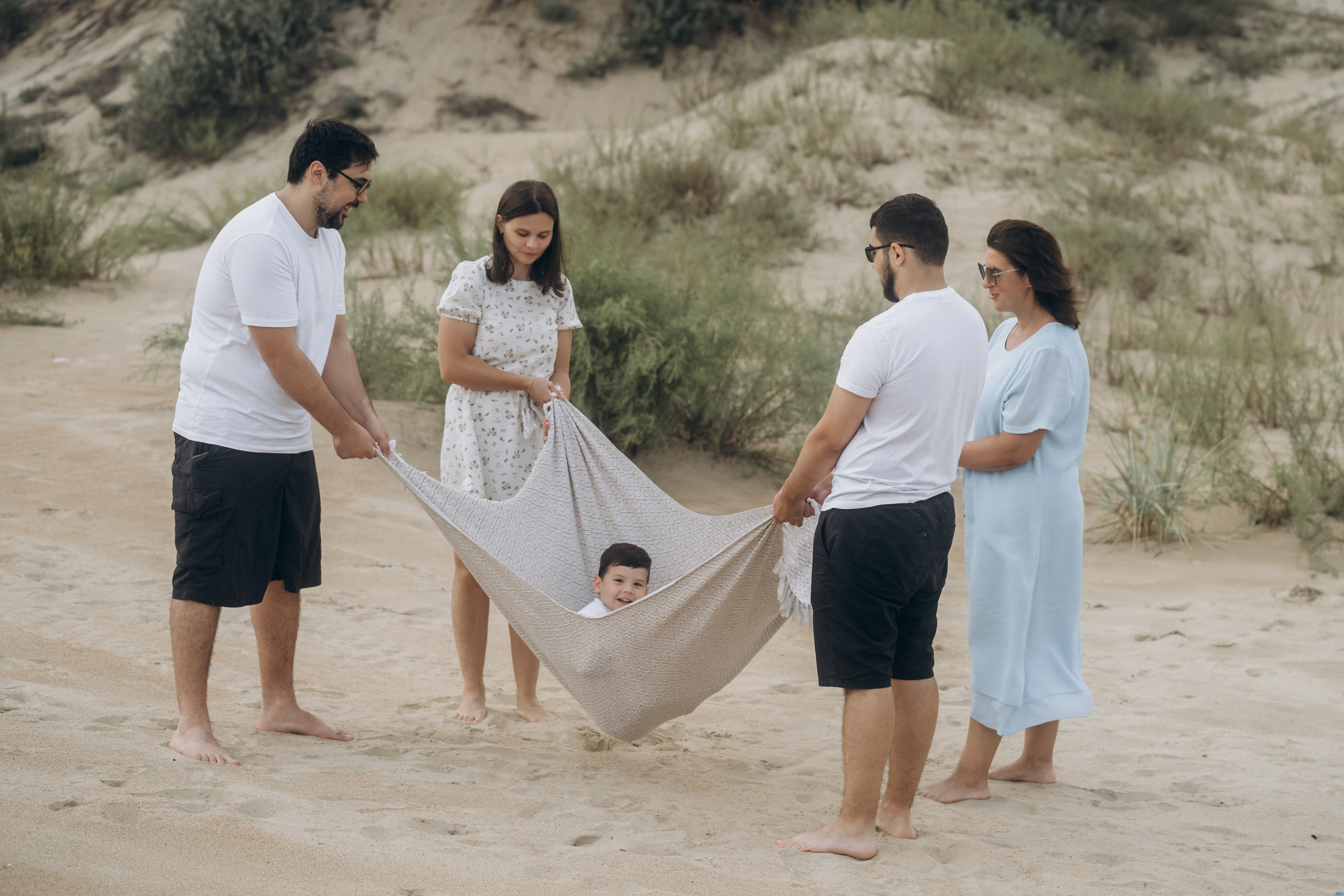 Новороссийск: семья рисует сердца на песке у кромки воды, фотограф Новороссийск