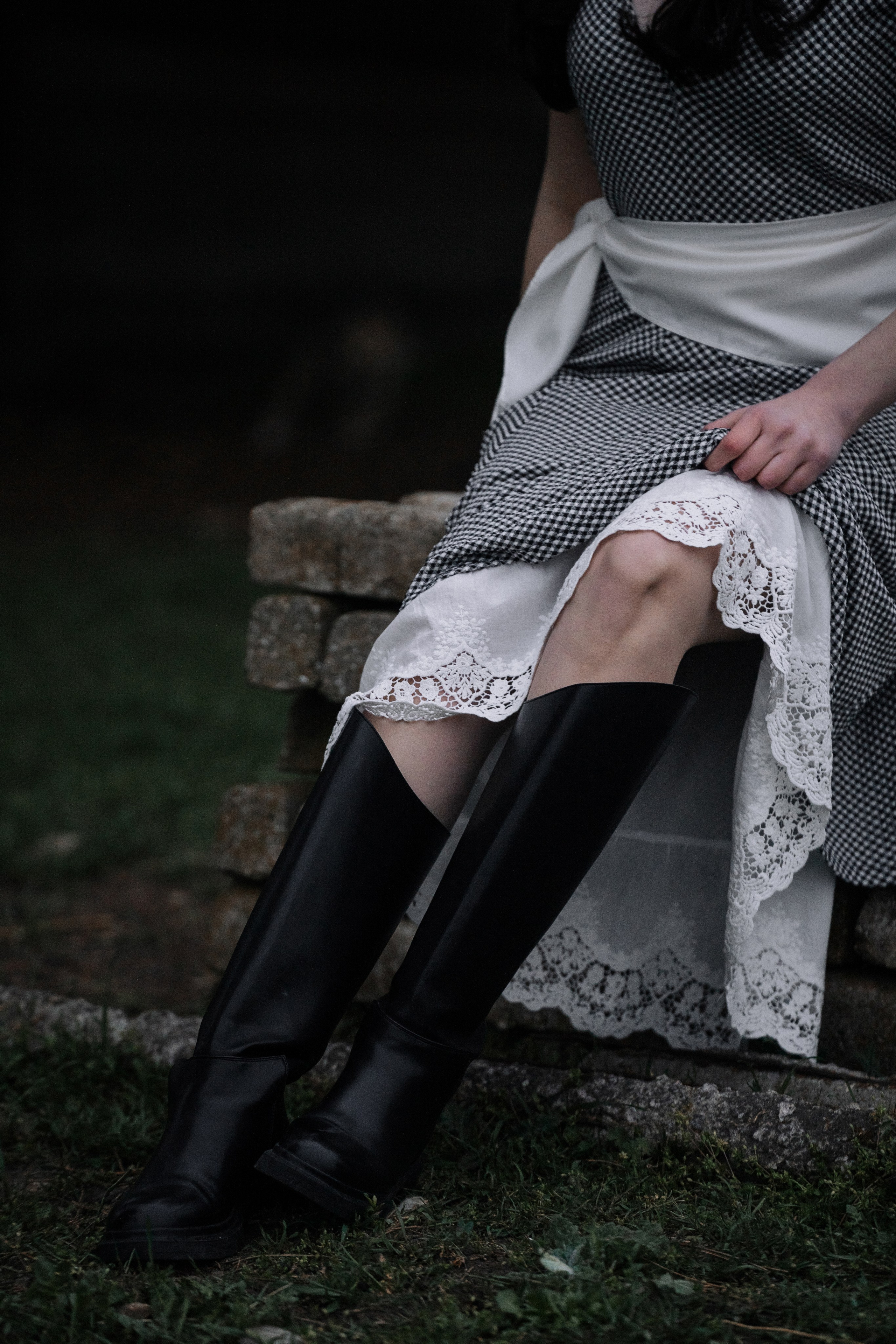 Теплые кадры: девушки в уютных образах среди овец на ферме  