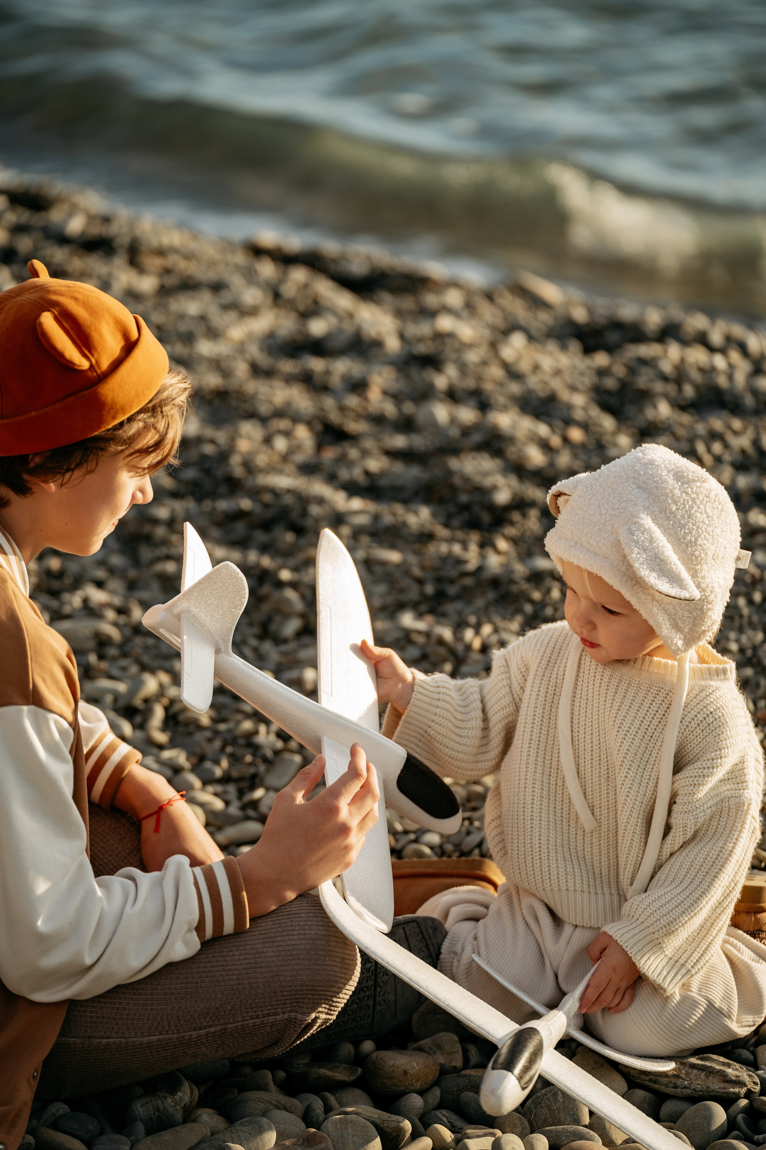Фотограф Новороссийск, выезд на побережье. Итоговый коллаж из лучших кадров фотосессии с семьей и их двумя детьми на закате.