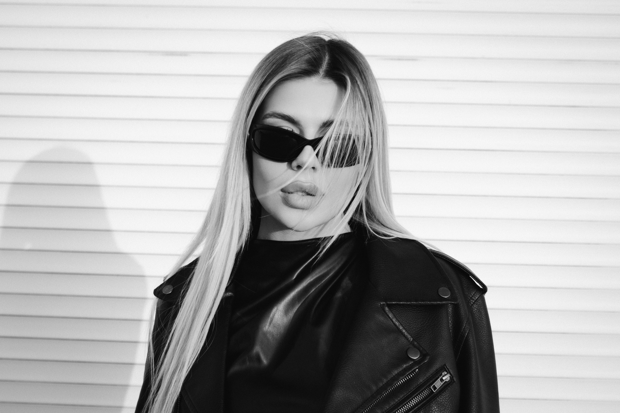 женский портрет черно белый