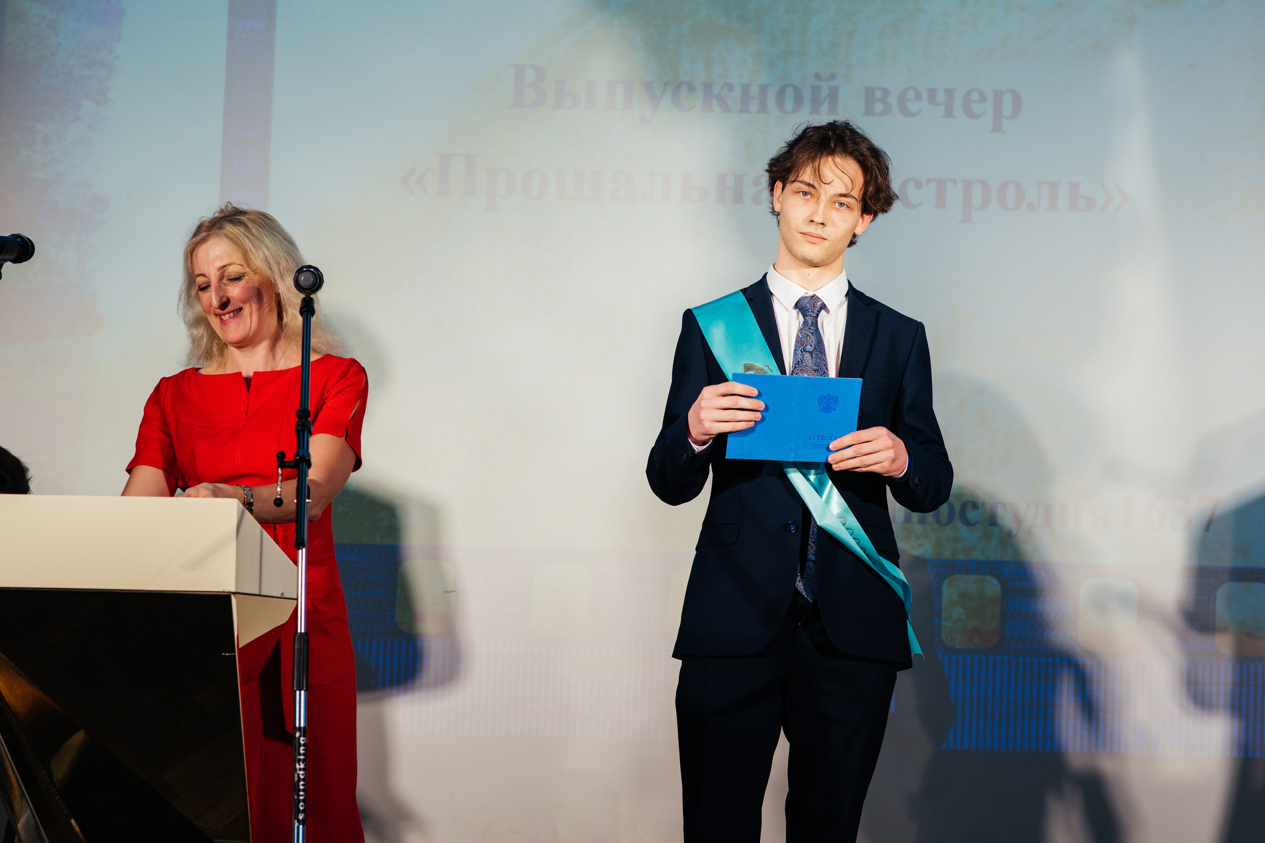 Вручение аттестатов. Выпускные альбомы в Подольске Москве и МО