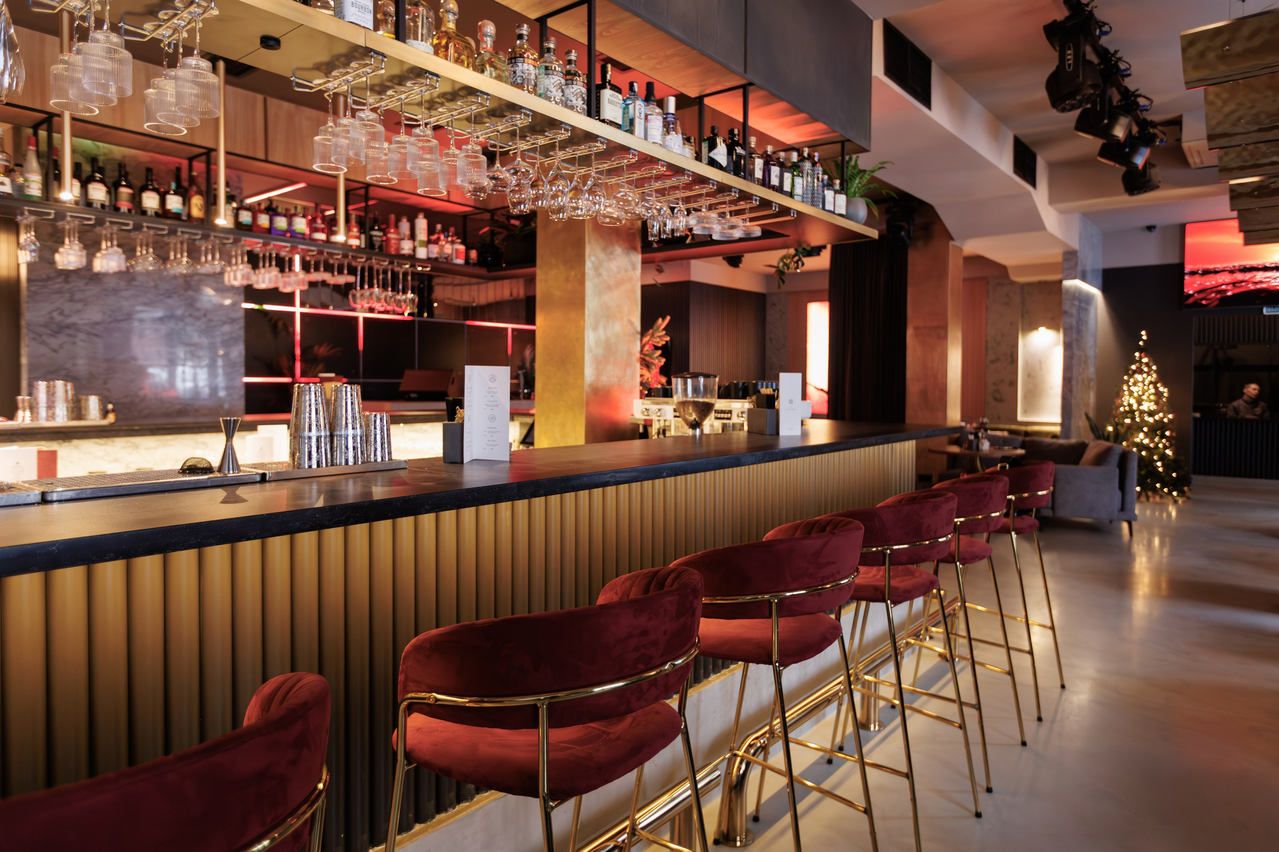 Фотограф для интерьерной съемки ресторана. Контент для бизнеса в Екатеринбурге Полдень Медиа