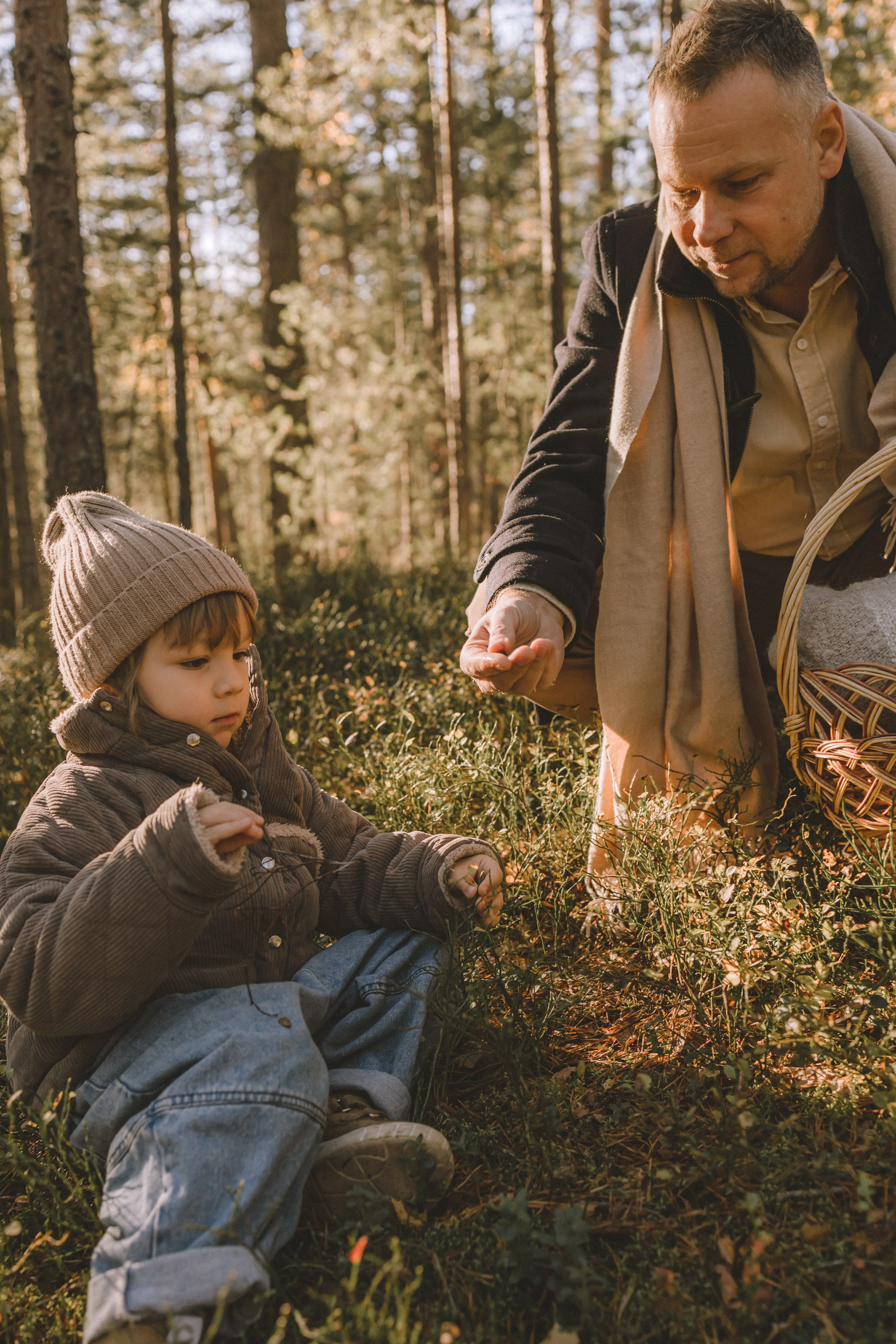 Малыш собирает жёлуди и шишки