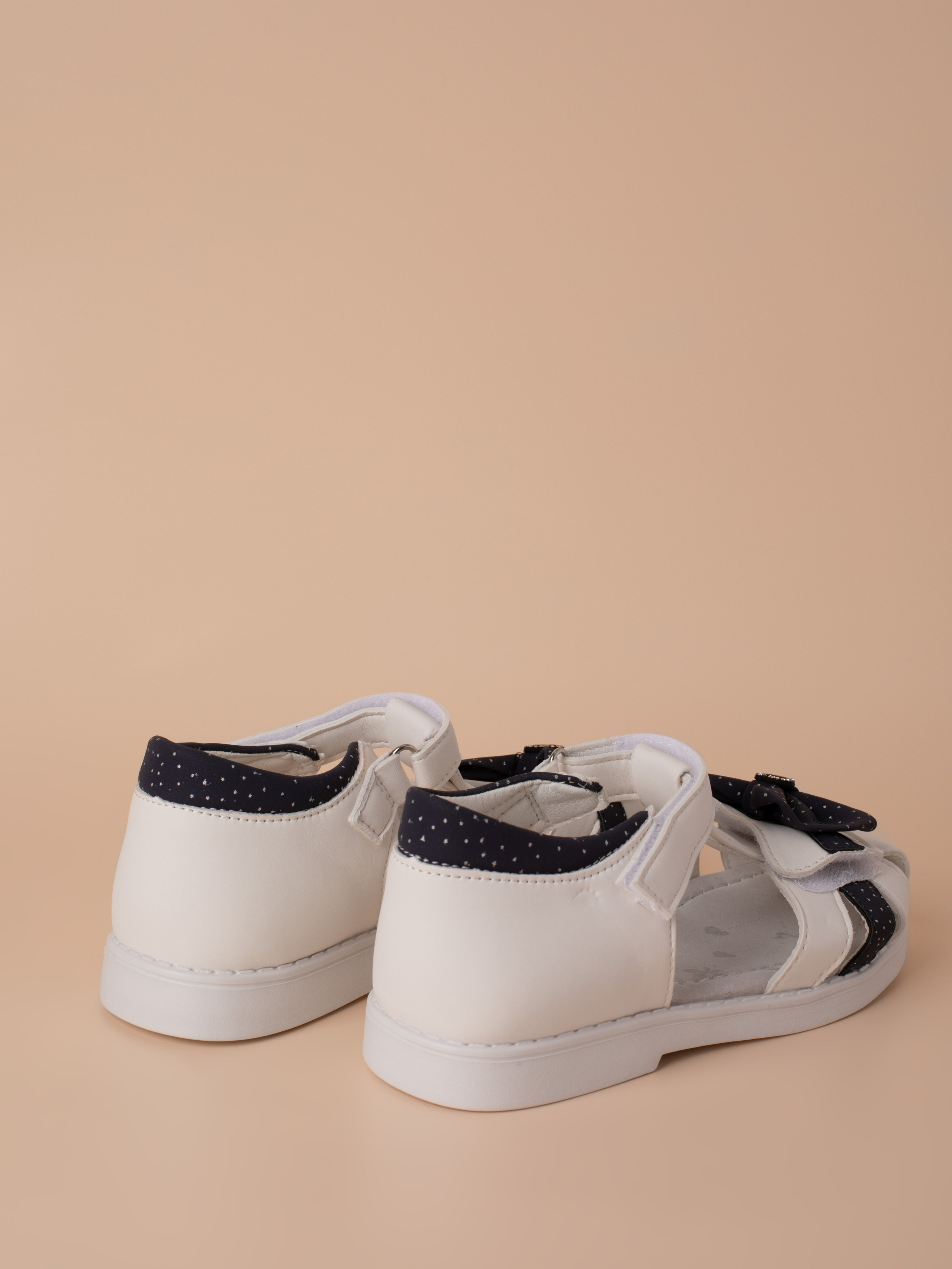 Сандали для девочки. Фотостудия предметной и модельной съёмки для маркетплейсов