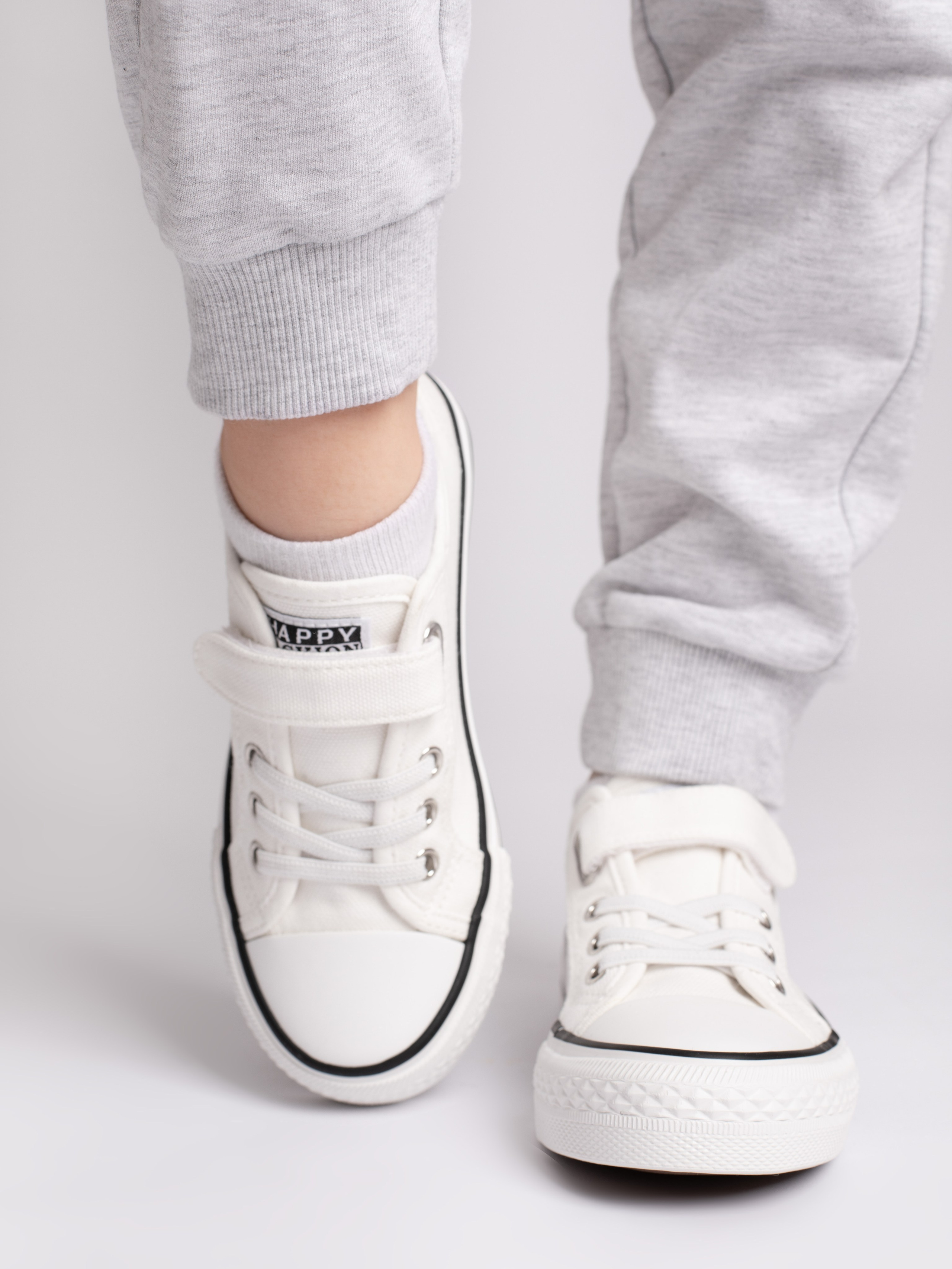 Детские кеды. Фотостудия предметной и модельной съёмки для маркетплейсов