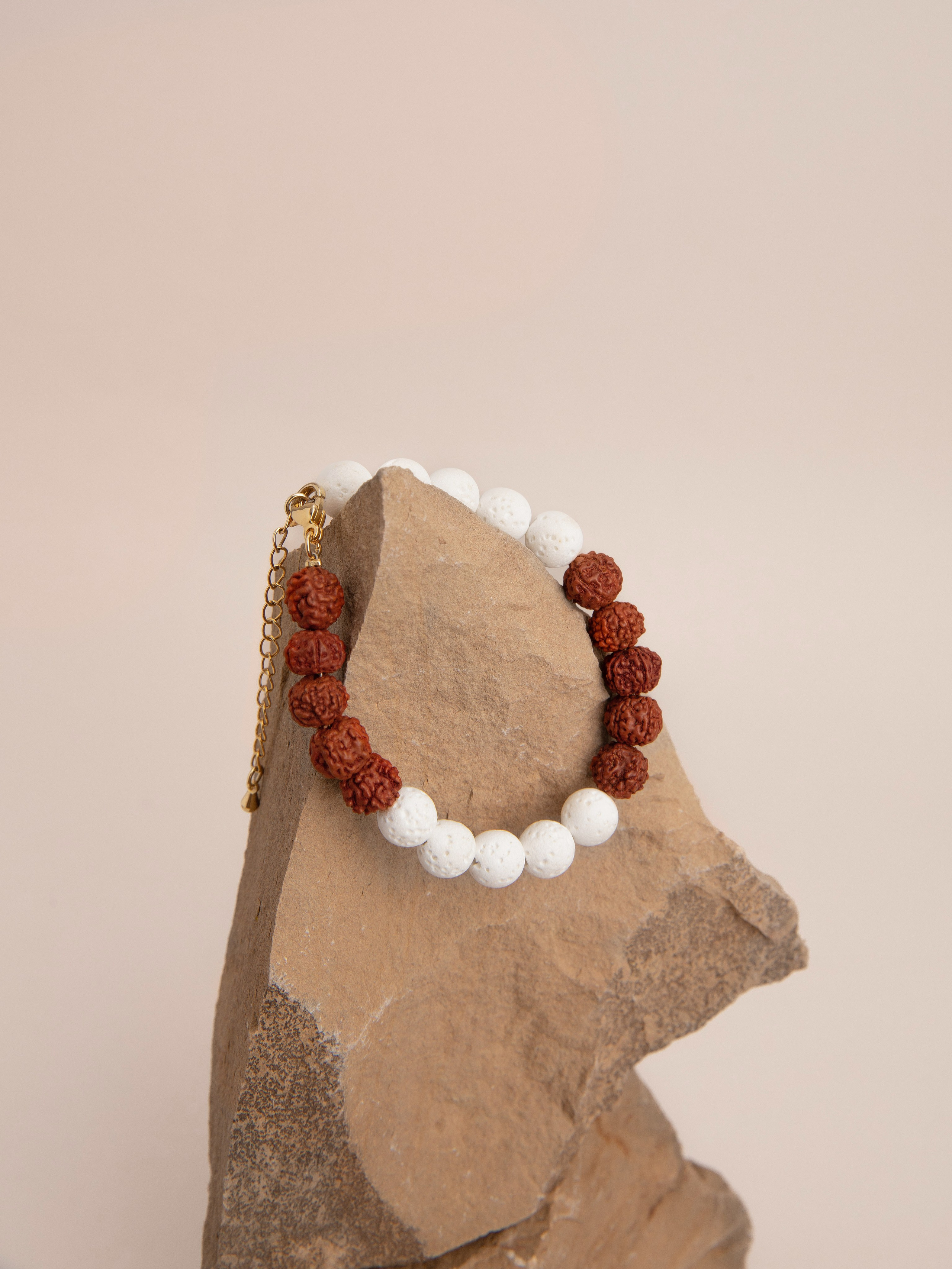 Браслеты ручной работы. Фотостудия предметной и модельной съёмки для маркетплейсов