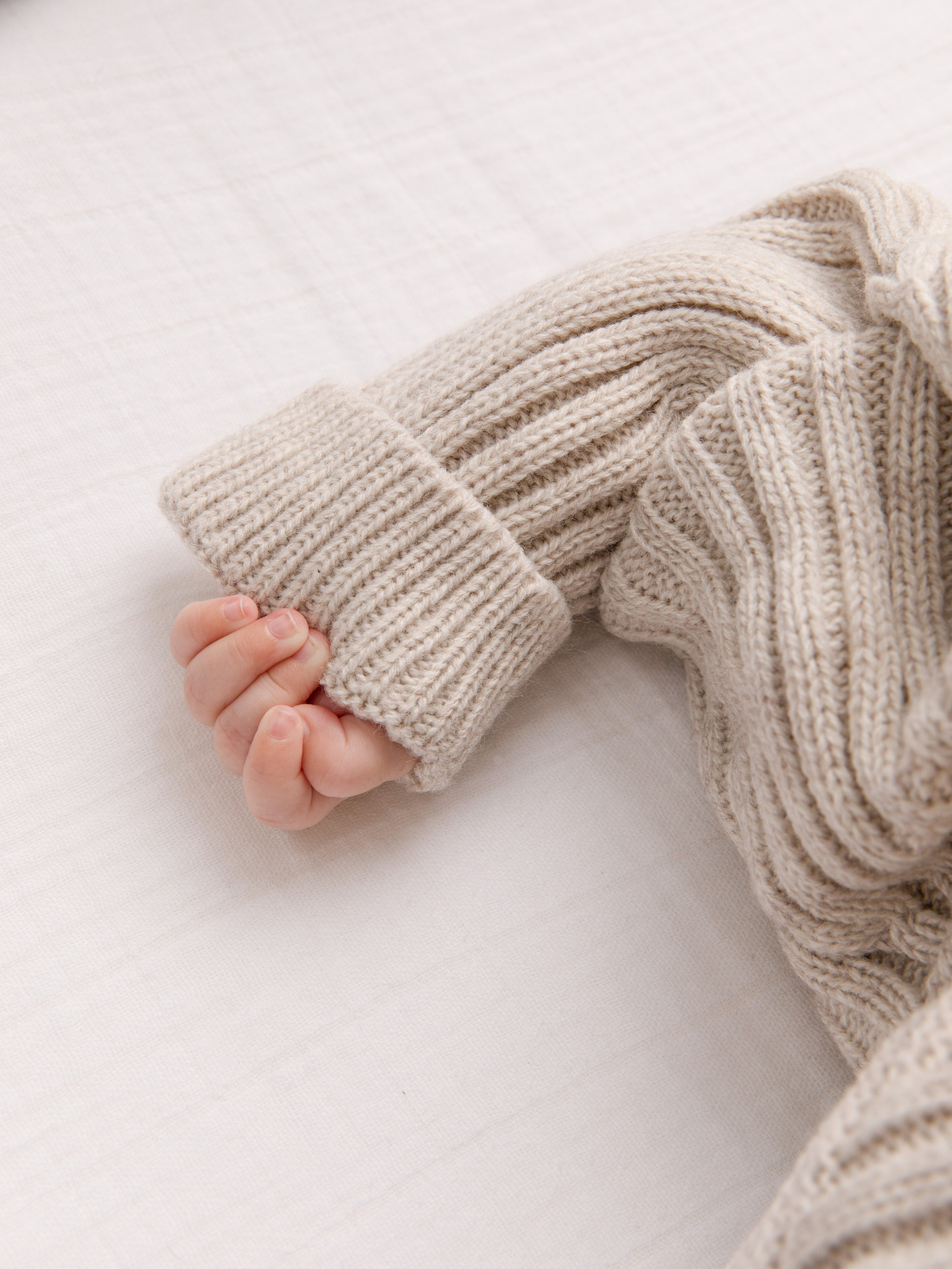 Детские вязаные комбинезоны. Фотостудия предметной и модельной съёмки для маркетплейсов