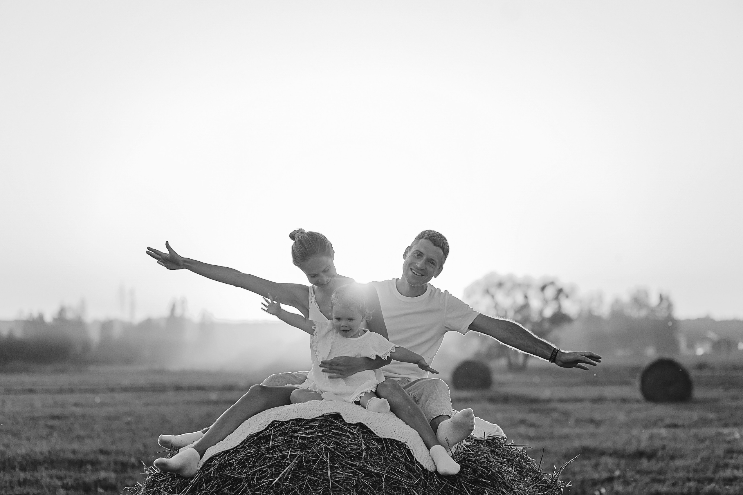 Фотосессия в поле со стогами. Семейный и женский фотограф в Москве Надежда Воробьева