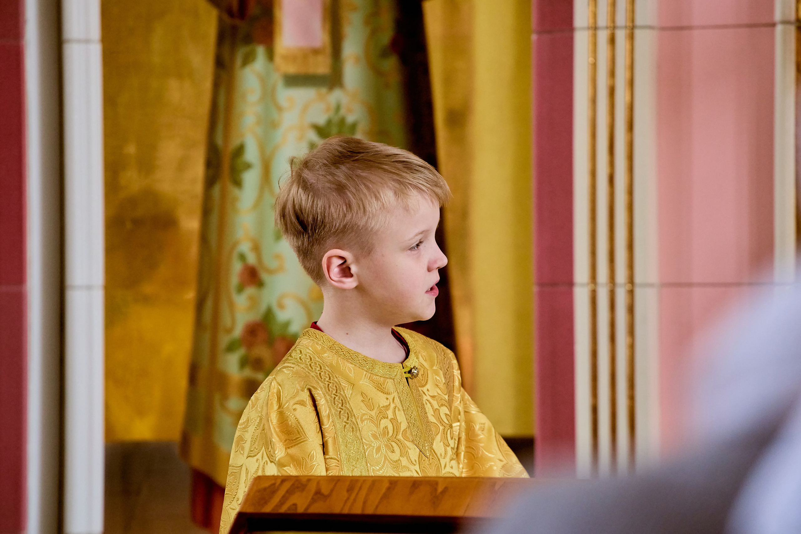 Светлая молитва детей на Божественной литургии — символ мира и надежды, кадр православного фотографа Николая Голованова, г. Дзержинск.