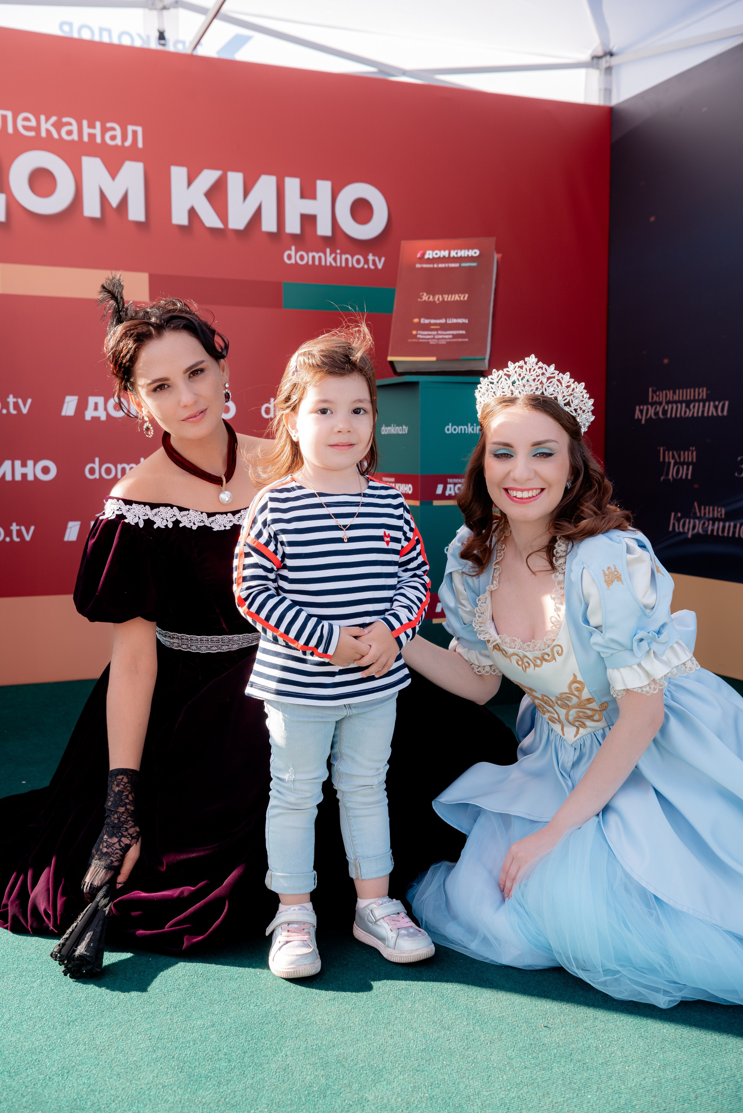 Портретные фото с артистами в палатке Триколор Дом Кинов на день города Волгоград. Фотограф в Волгограде и Волжском Александр Горбань