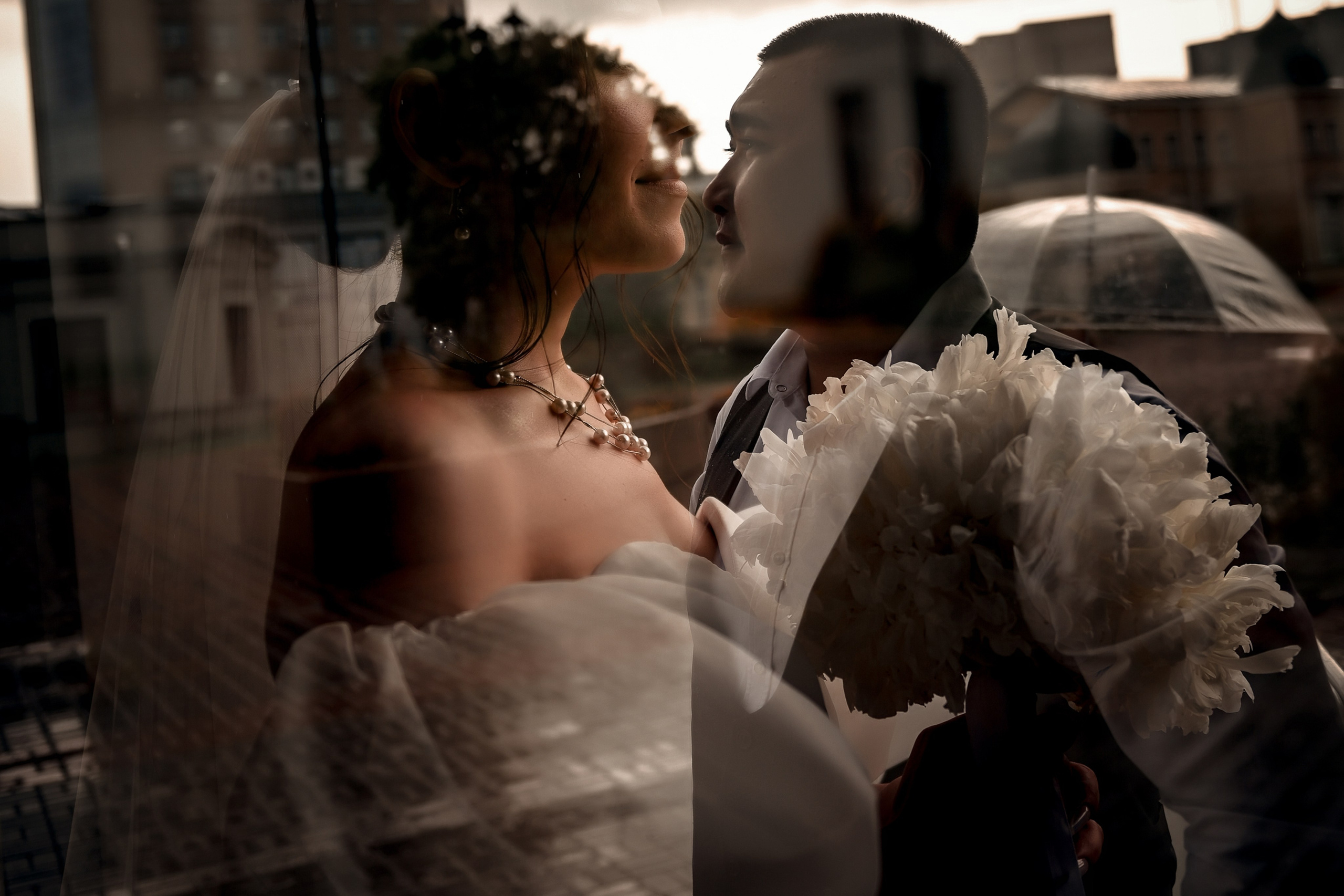 Небольшая свадебная серия в музее и прогулкой под дождем Эльмиры и Ризата. Свадебный, семейный, детский, контент фотограф в Омске Максим Ильин