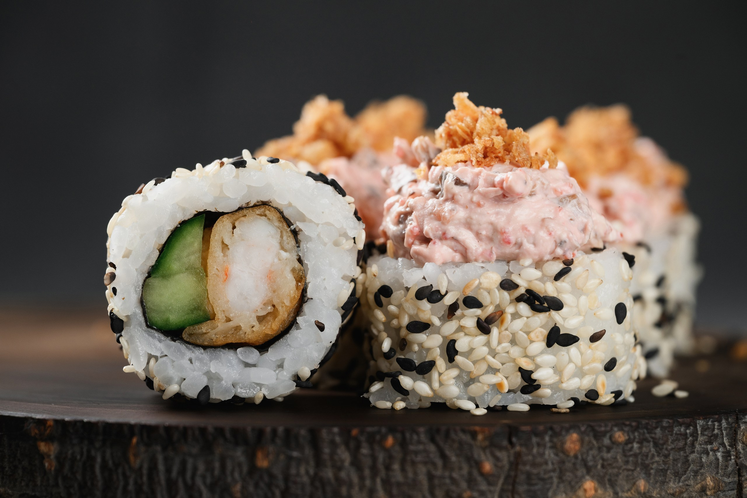 Фуд-съемка в Петропавловске-Камчатском. Фотосессия блюд и еды для кафе в Петропавловске-Камчатском. Предметная съемка меню в студии Петропавловска-Камчатского. Красивые кадры роллов, пиццы и десертов в Петропавловске-Камчатском. Фуд-фотосъемка цена в Петропавловске-Камчатском.