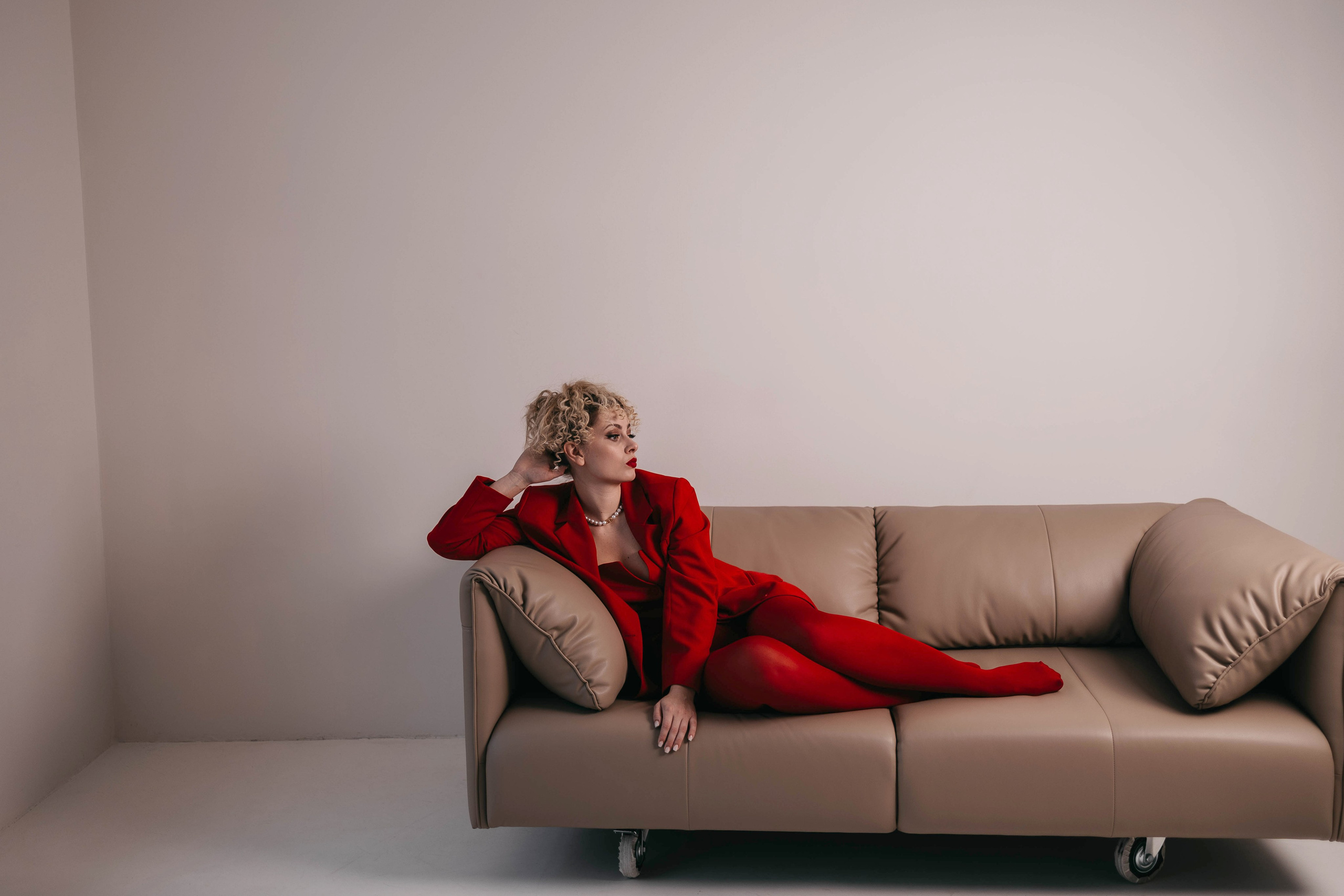 Ира в красном. Фотостудия Cute_photostudio в Твери. Фотограф в Твери Лагодная Яна