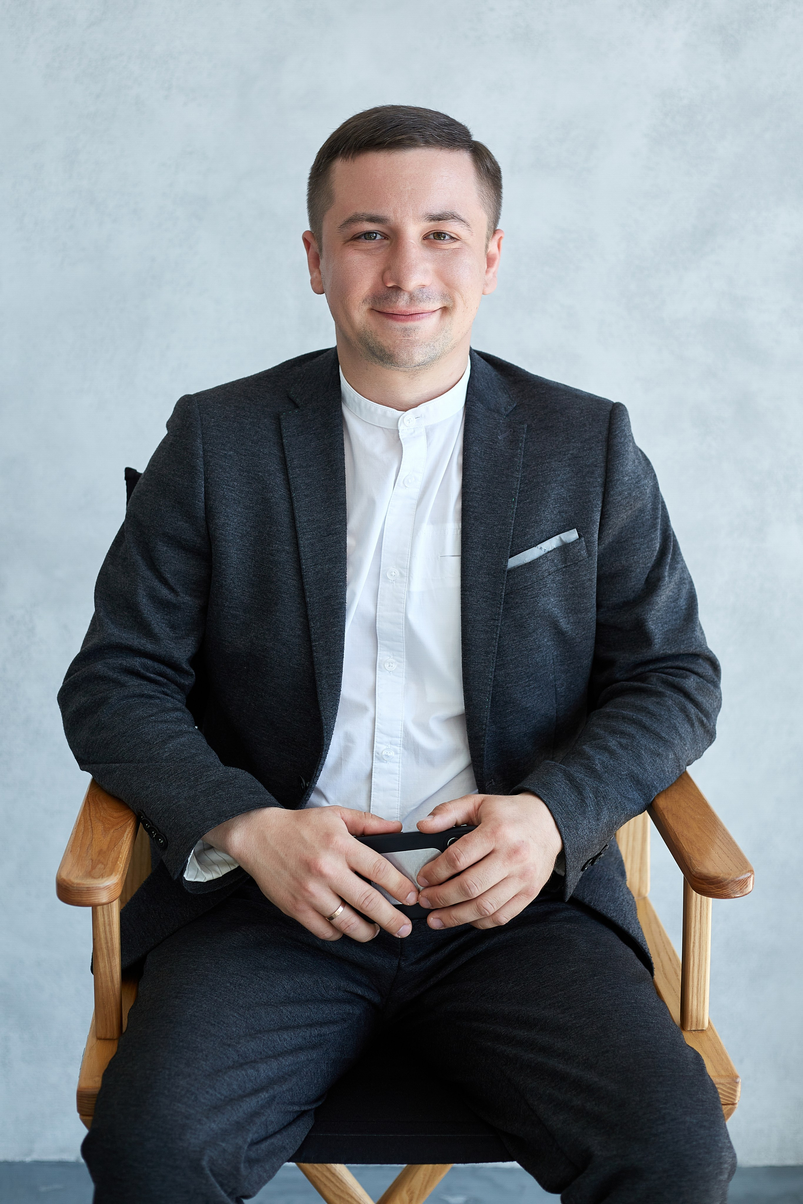 Бизнес-портрет в студии (Пенза) — профессиональная фотосессия для личного бренда и резюме. Деловой портрет в Пензе — фотосъемка для LinkedIn, сайта компании и соцсетей. Профессиональный бизнес-портрет в Пензе — фотосессия в деловом стиле с ретушью. Корпоративный портрет в Пензе — студийная съемка для предпринимателей и компаний. Фото для резюме и делового профиля (Пенза) — строгий стиль, естественный свет, профессиональная обработка.