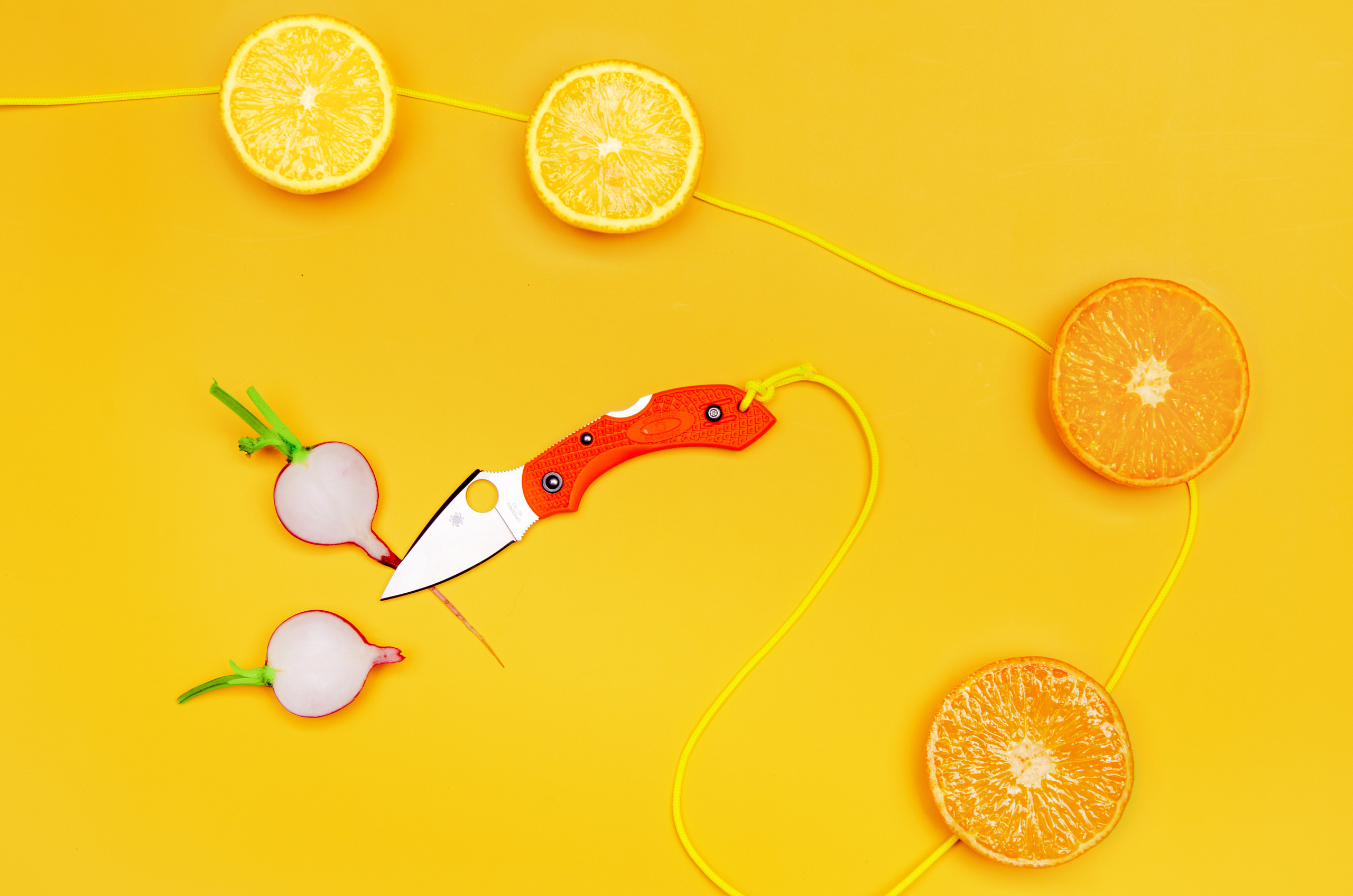 фотосъемка ножей, желтый фон, фрукты