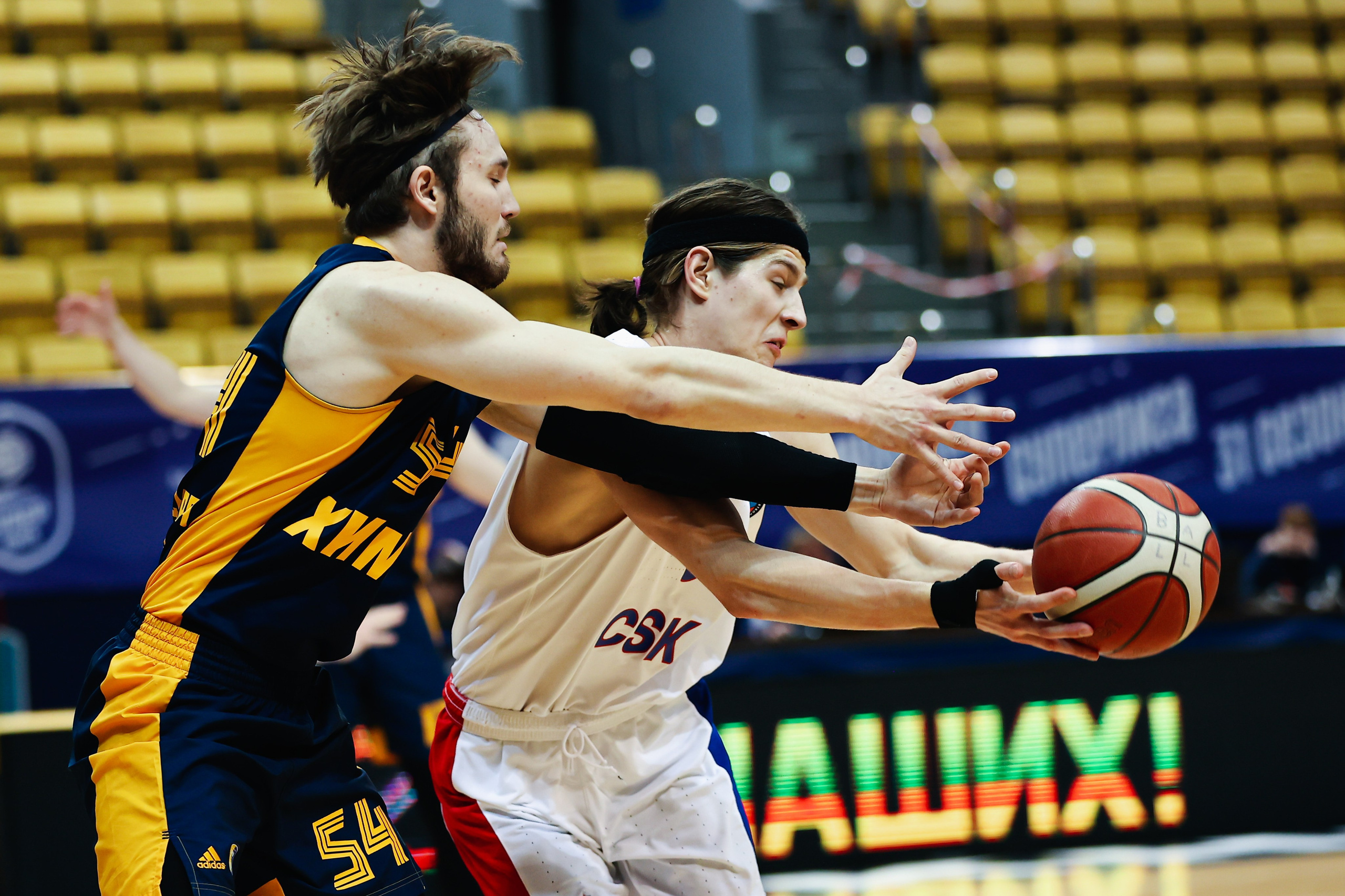 Спортивный фотограф Сергей Иванов — борьба за мяч в баскетболе