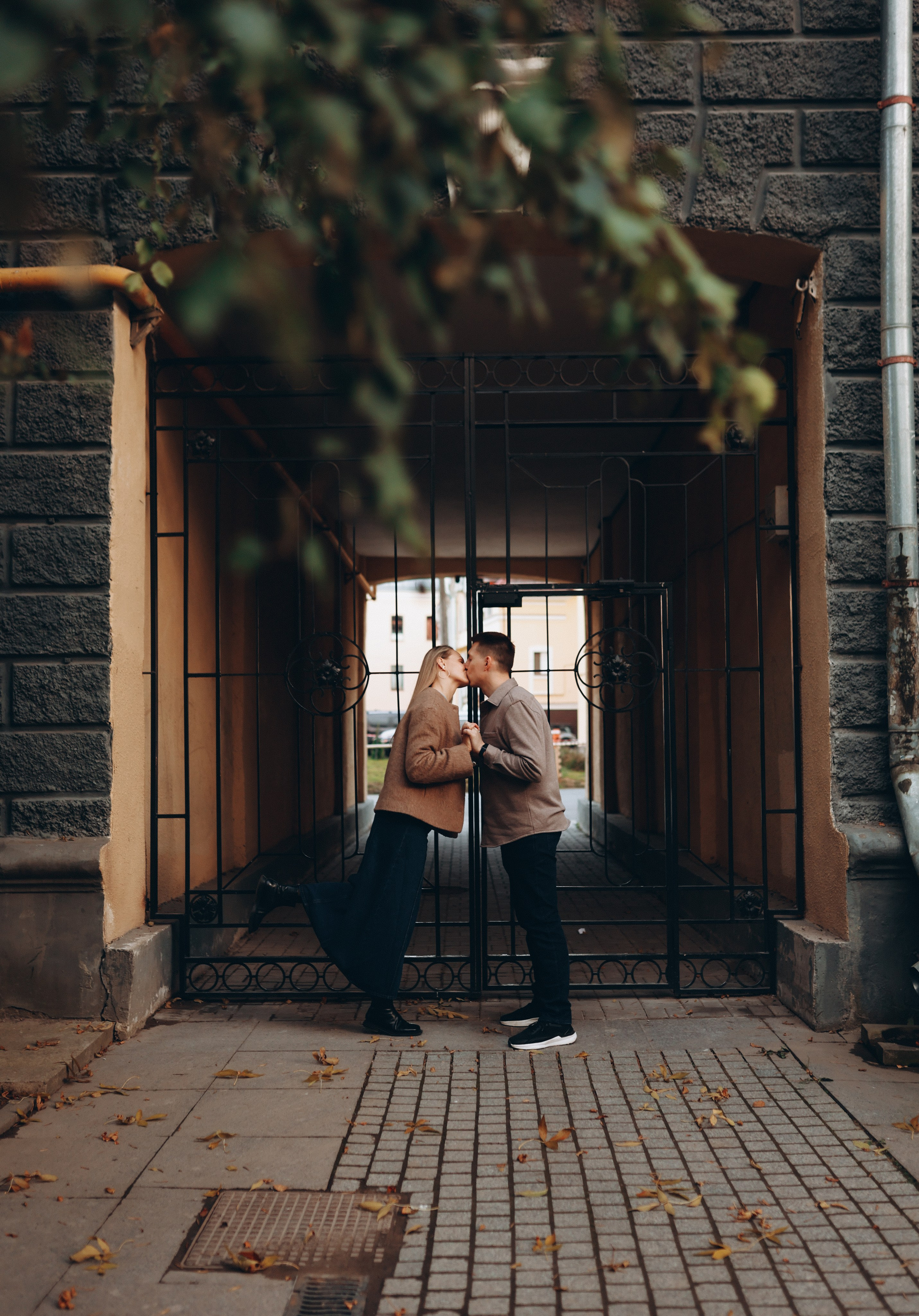 Lovestory фотосессия фотосессия пары камерная свадьба свадьба для двоих. Семейный фотограф Виолетта Ватман