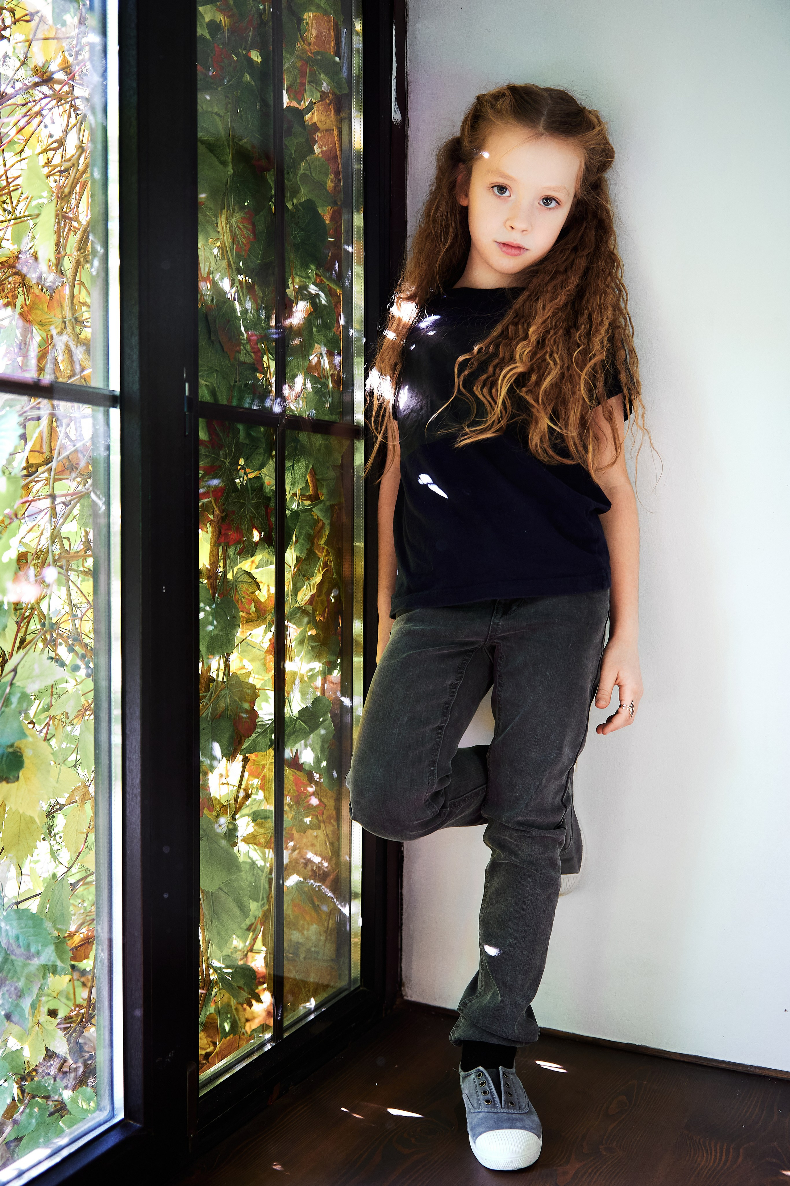 Девочка на подоконнике