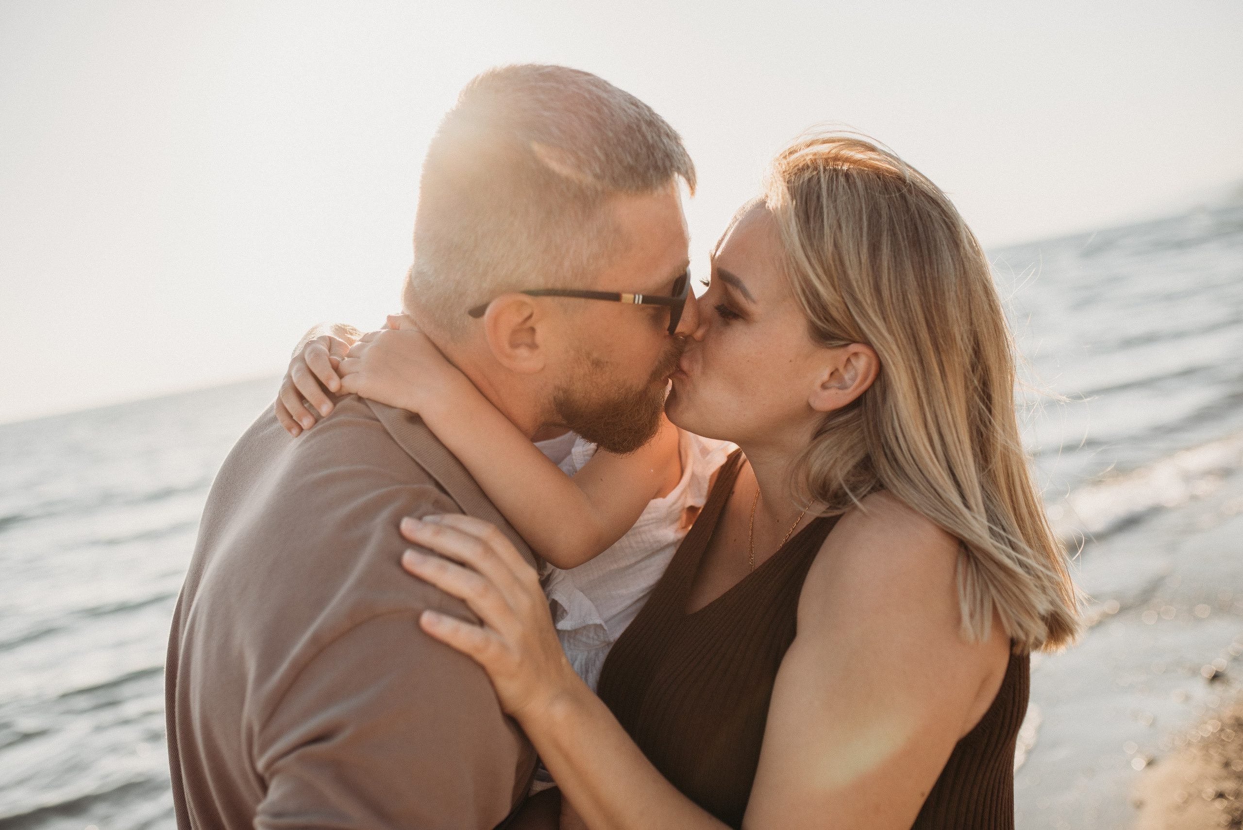 Семейная фотосессия в Головинке на берегу моря на закате. Фотограф в Сочи — Маргарита Поганова