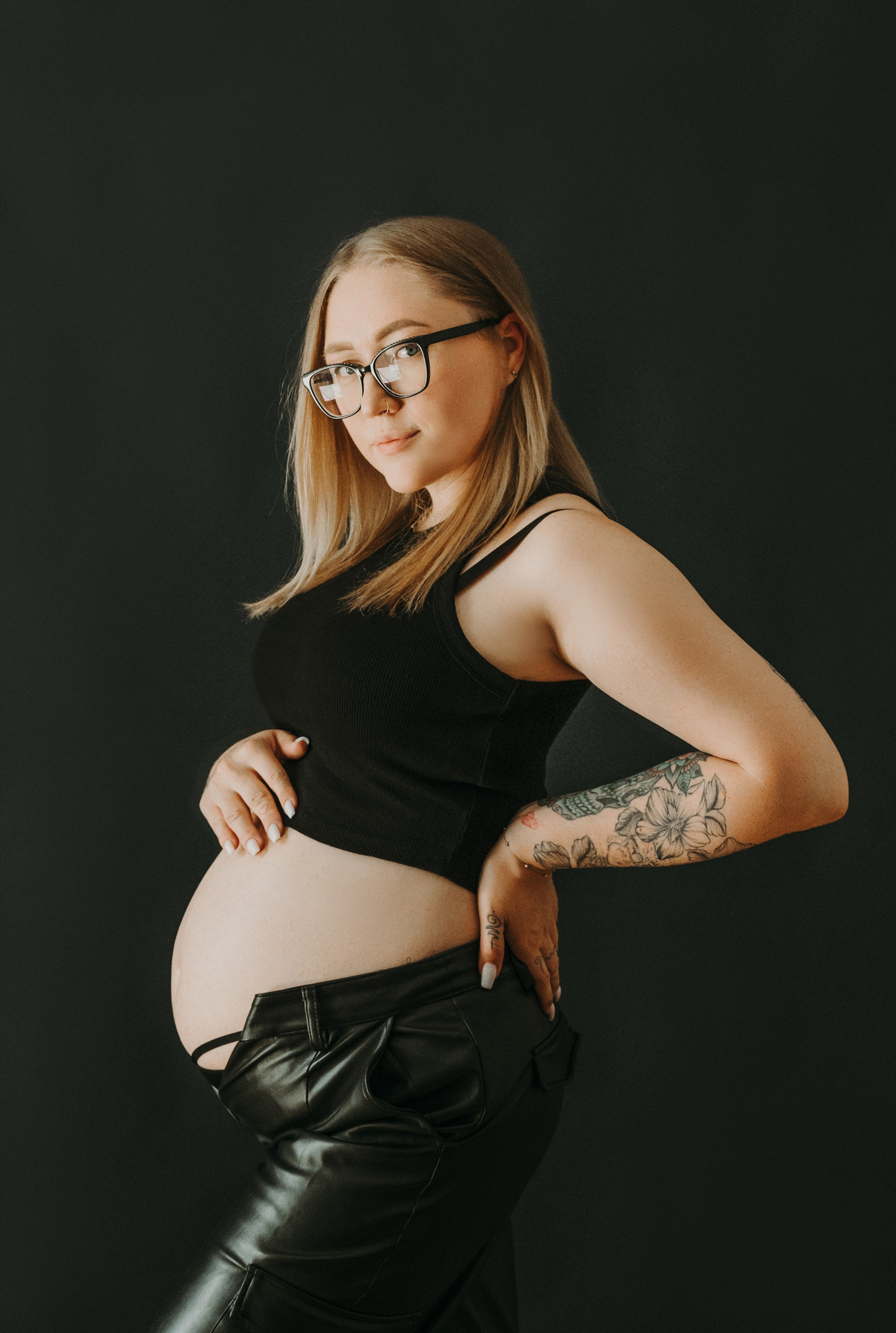 На черном фоне. Семейный и контент фотограф