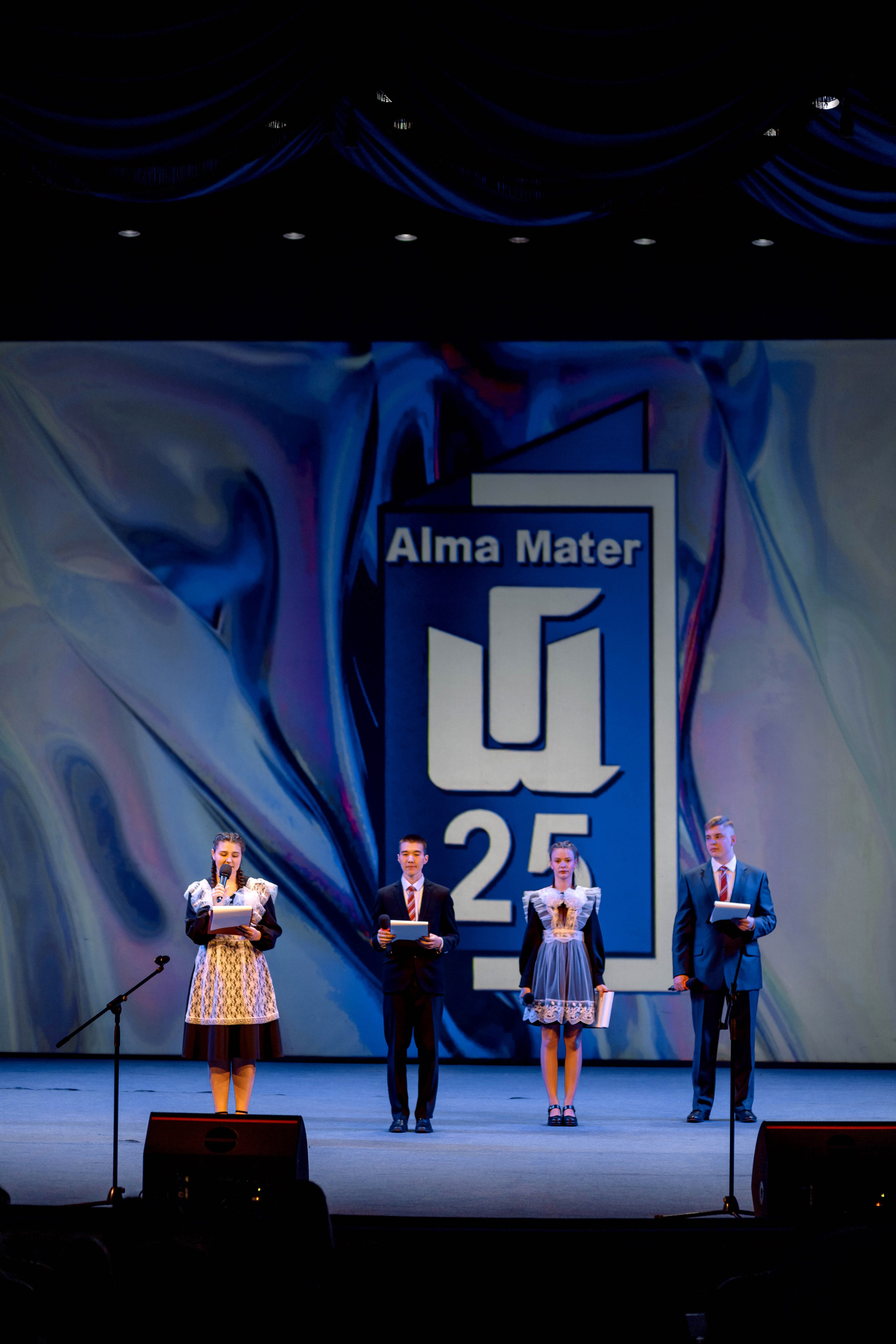 Гимназия 25 — последний звонок (Драм Театр). Свадебный фотограф Иркутск, репортажный фотограф Иркутск