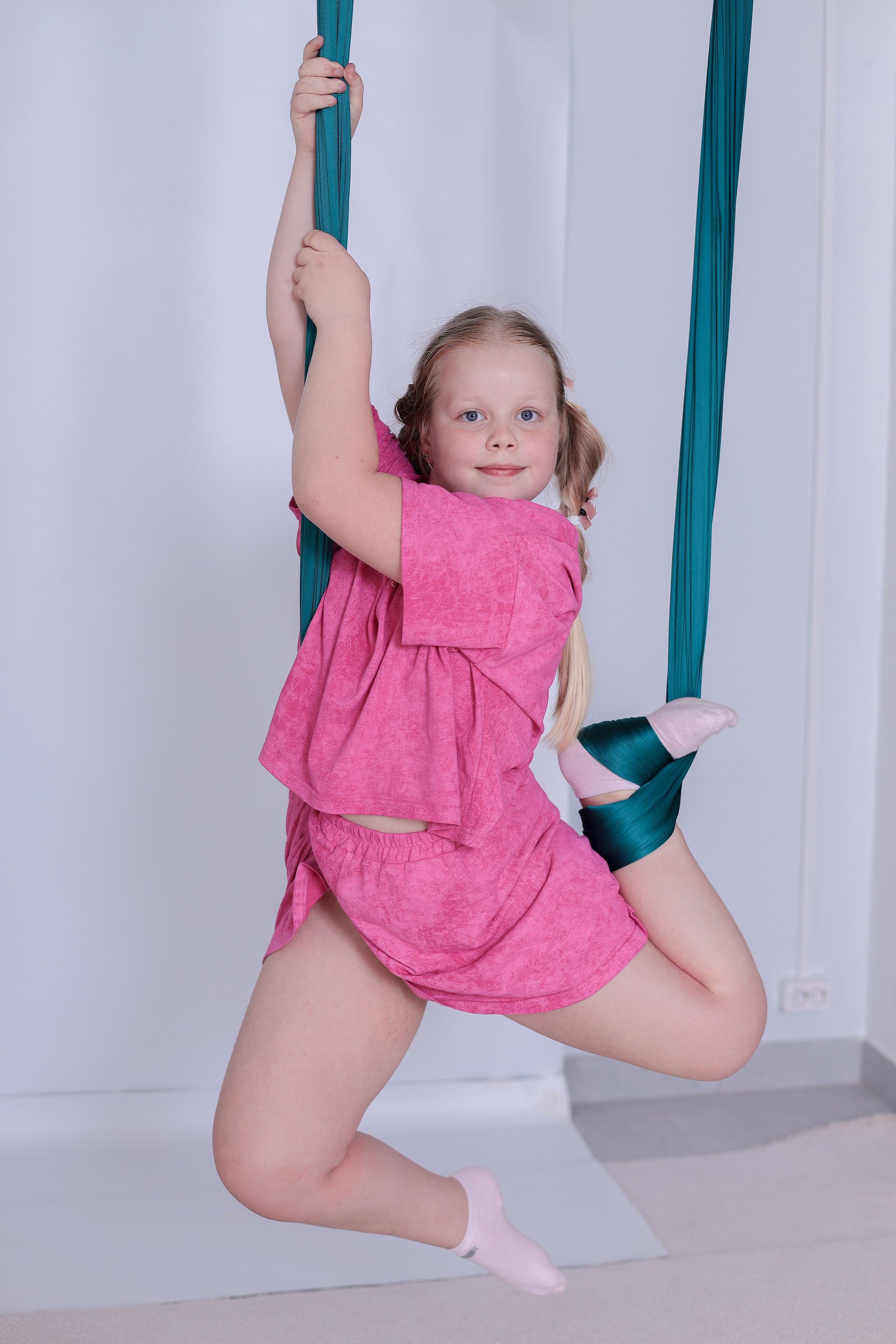 Детская аэройога. Фотограф Надршина Лилия