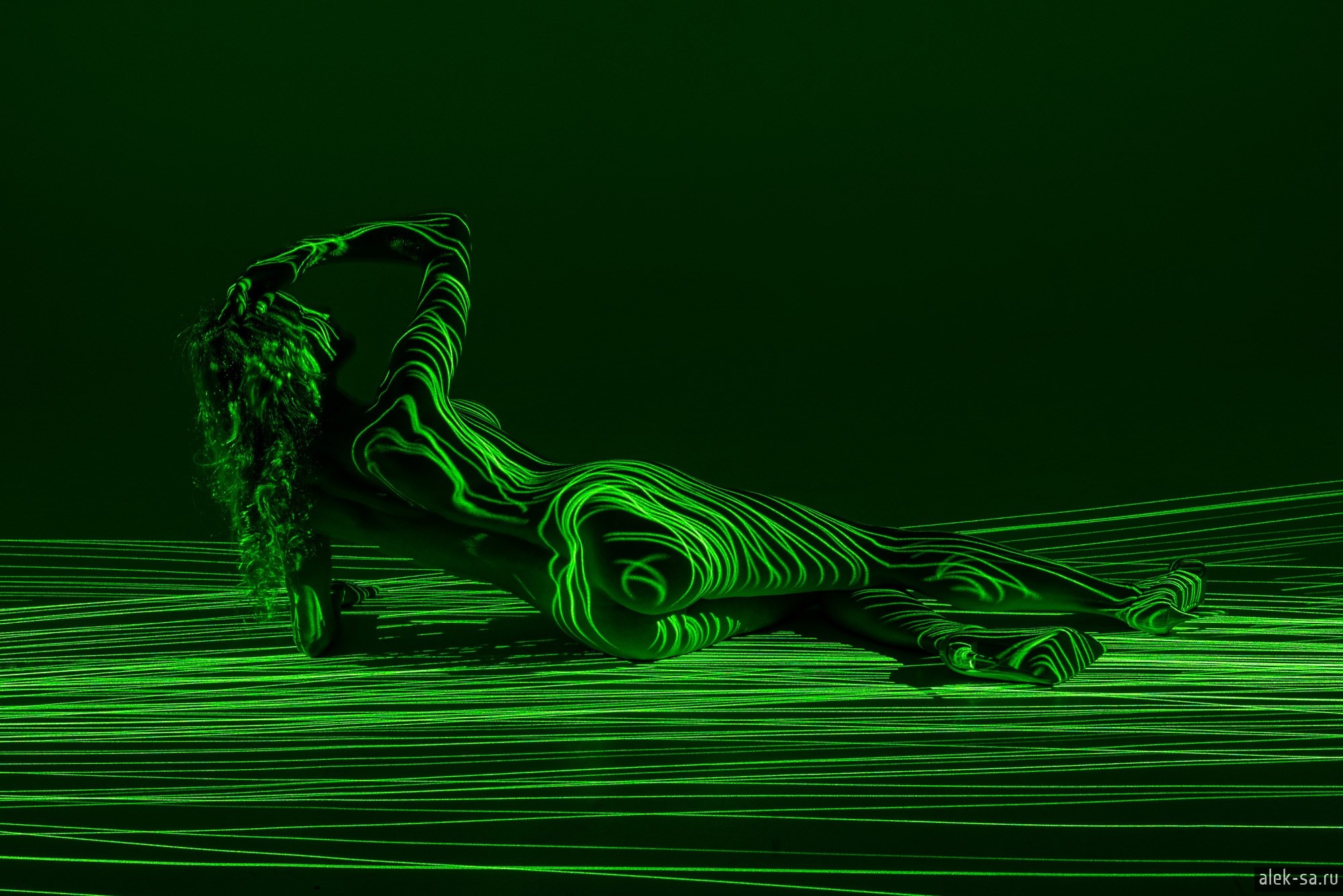 Ню в зелёных лазерных линиях, контурная графика — студия, Краснодар