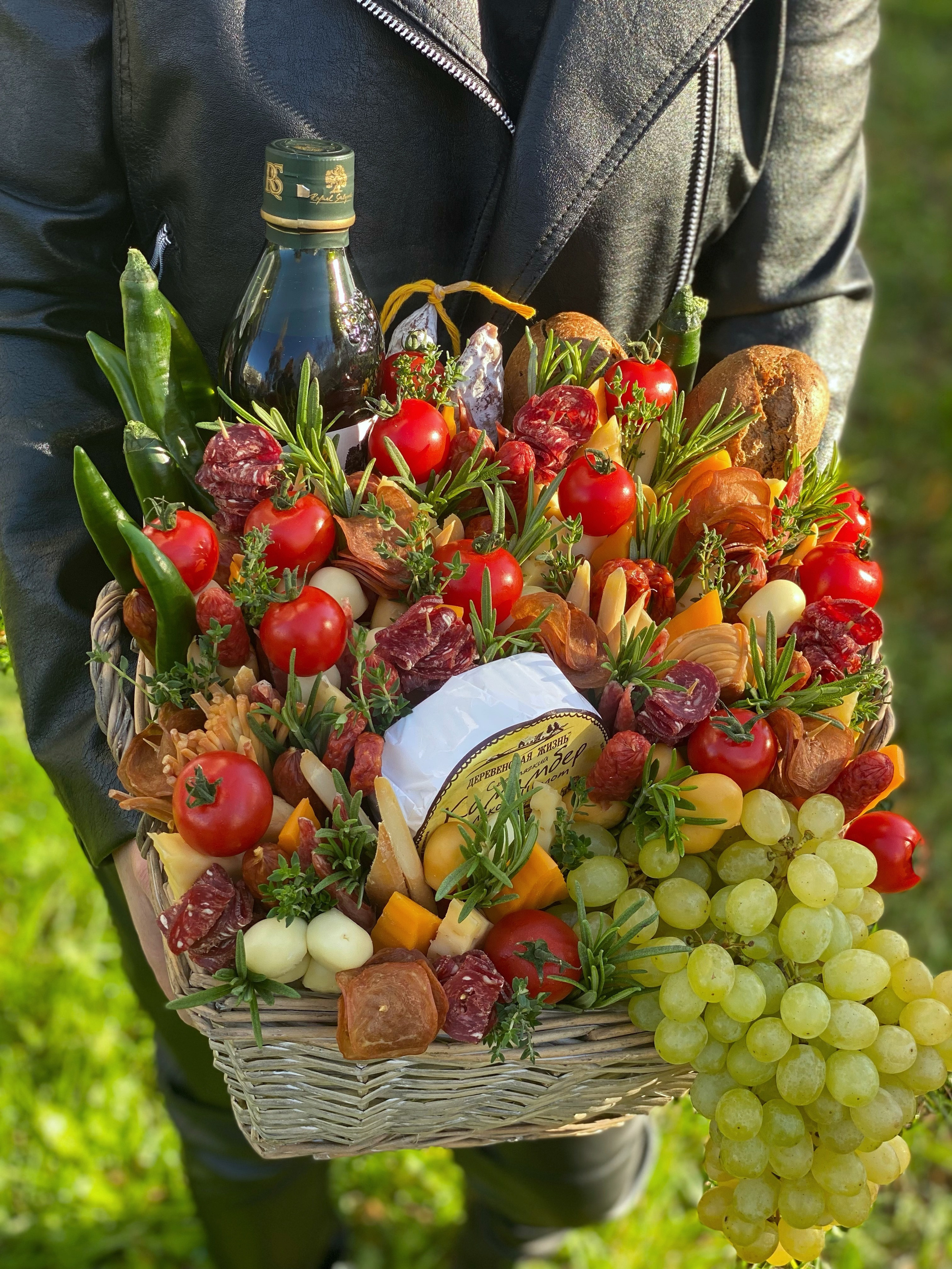 Корзины. Выездной кейтеринг, съедобные букеты, торты и сладости на заказ