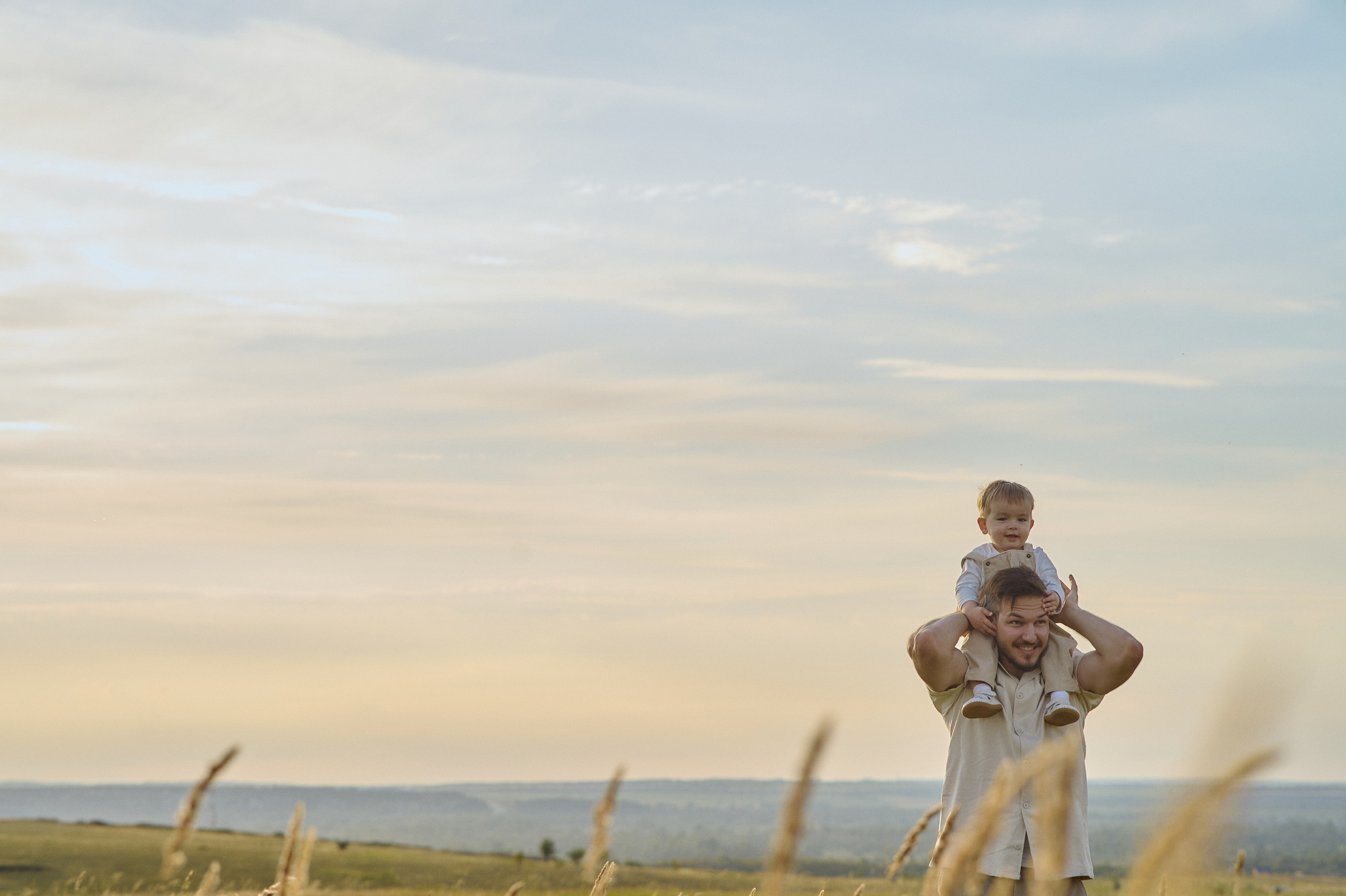 Шамиль, Аня и Марс в поле с барашками. Семейный и свадебный lifestyle-фотограф в Москве Мария Петрова