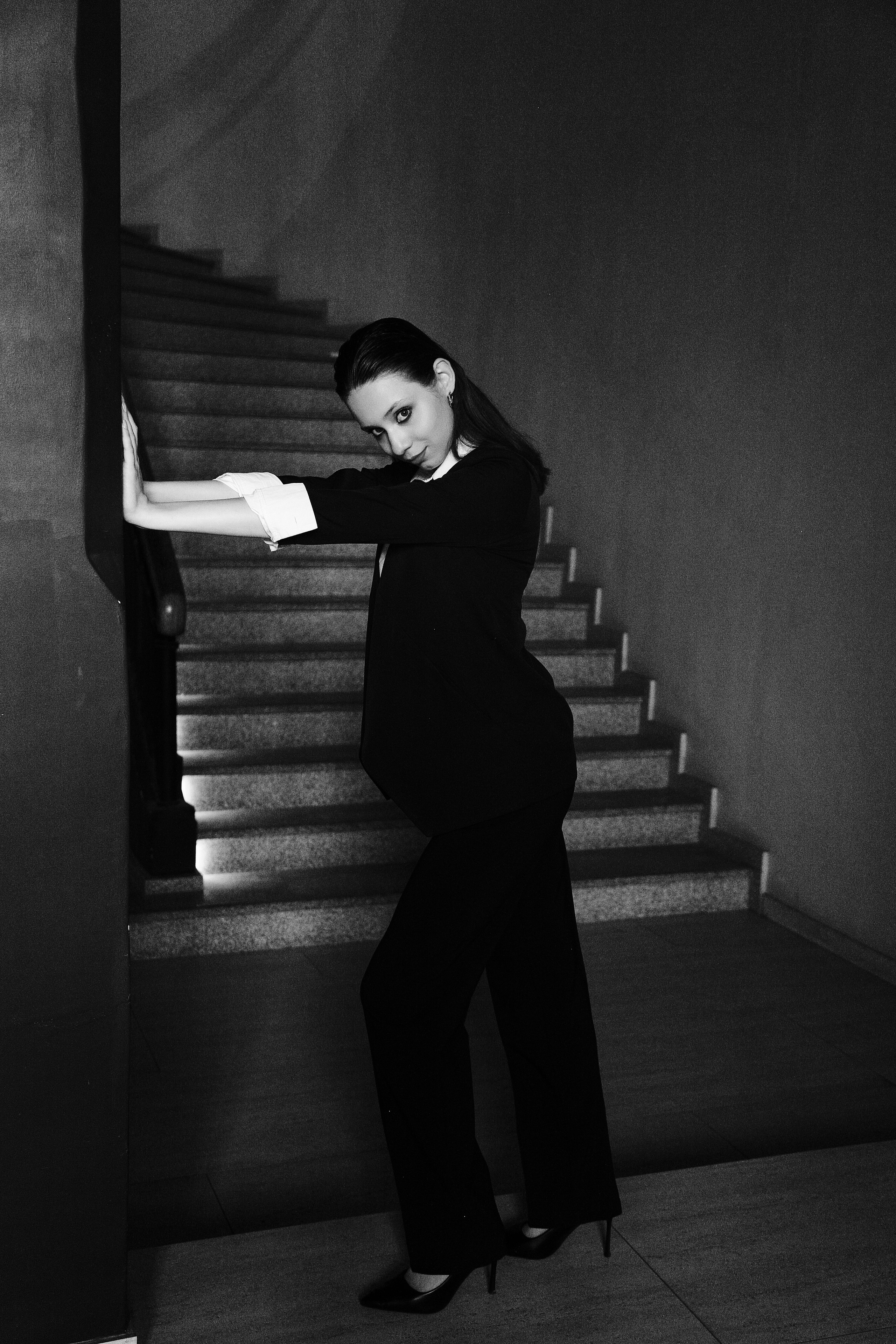 Чёрно-белое фото: девушка в чёрном деловом стиле в Иваново