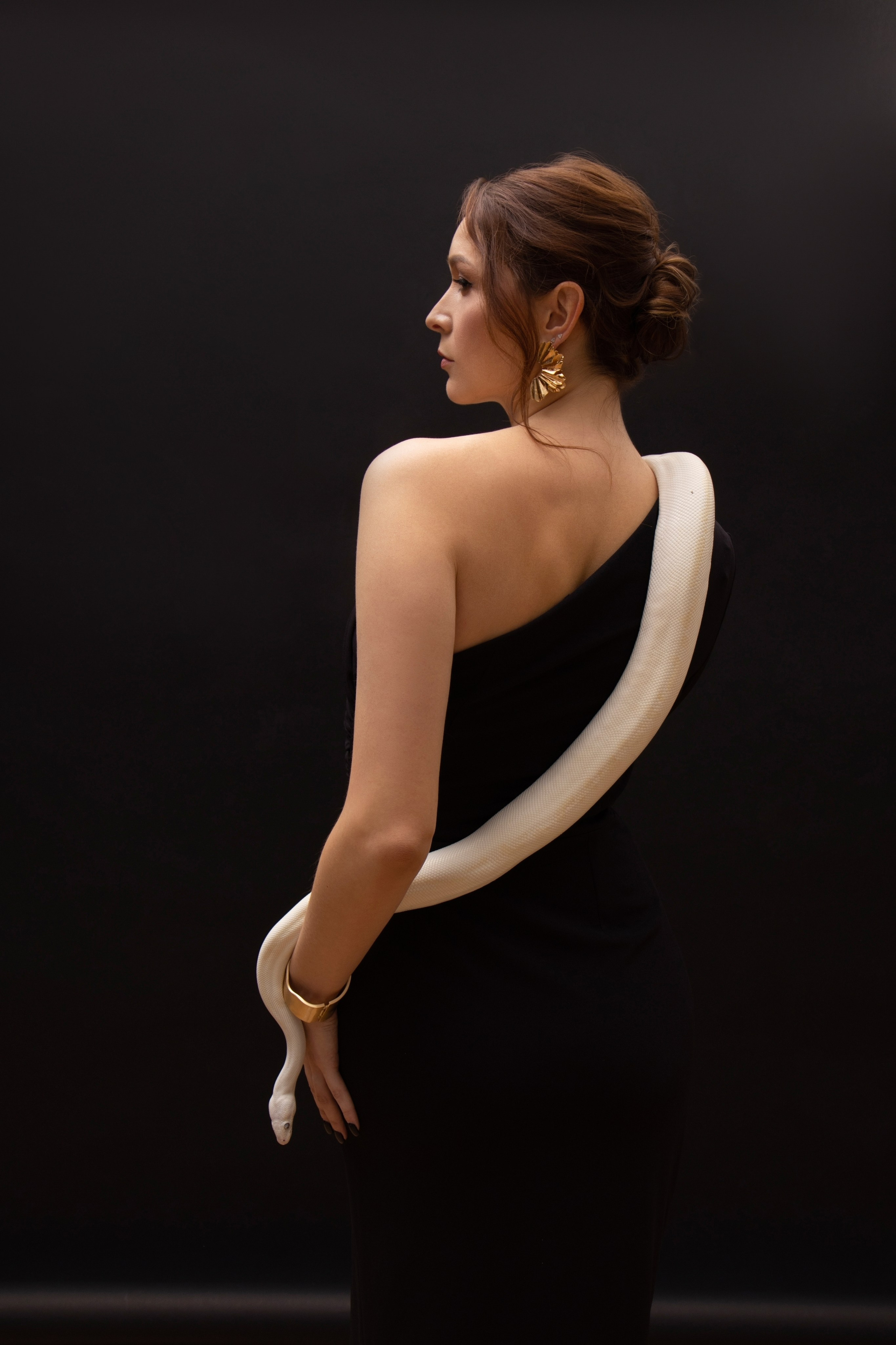 Фотосессия Ольги со змеей. Фотосессия со змеей в Москве! Образ в черном. Все включено. Готовые образы. Помощь визажиста и стилиста. Фотосессия в стиле минимализм. Фотосессии в студиях Москвы с циклорамой. 