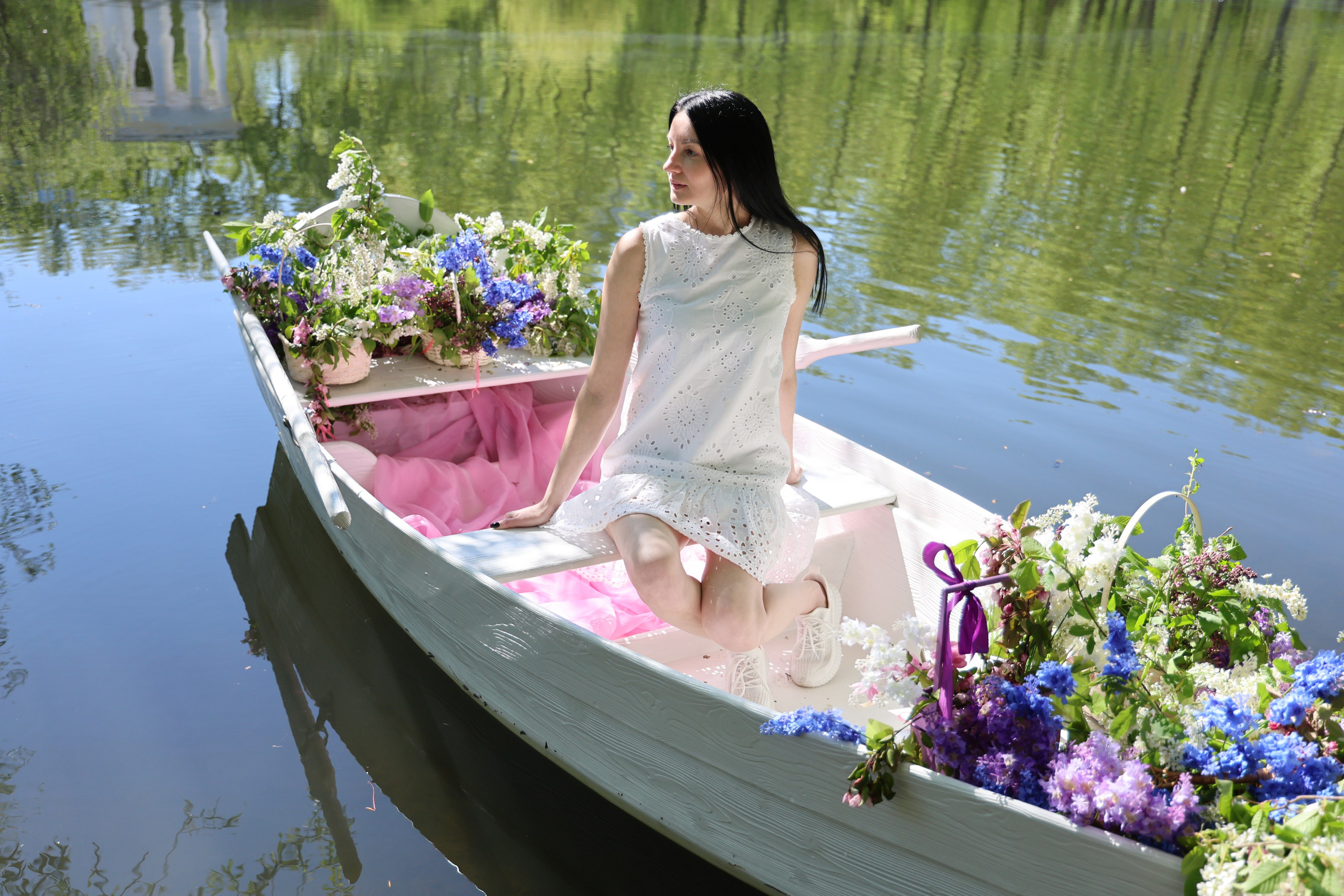 Фотосессия в лодке, лодка, озеро, платье, книга, шляпа, зонт, перчатки, весла, лето. Свадебный, семейный, женский и детский фотограф из Екатеринбурга