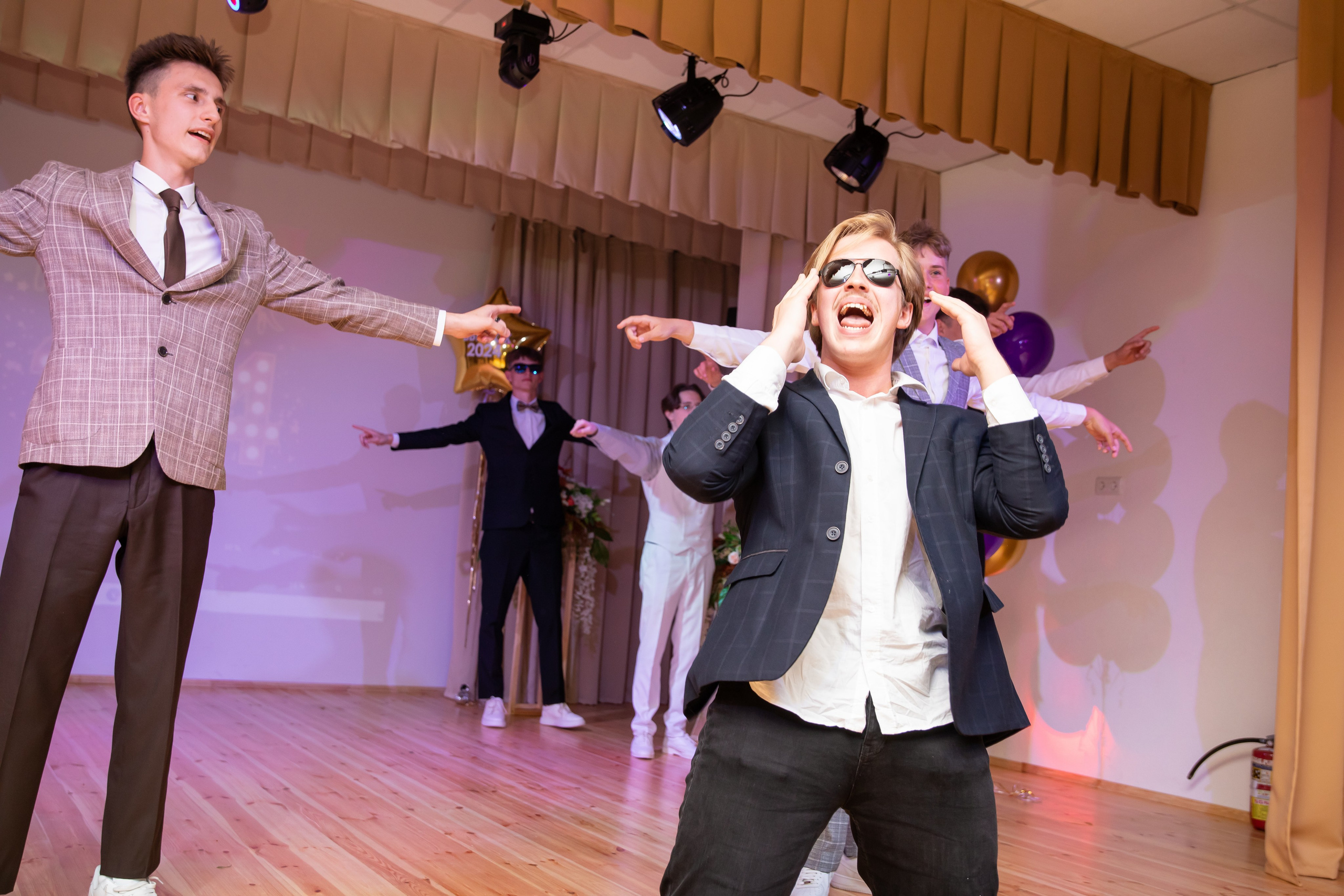 Фотограф на выпускной в Минске, репортажная съёмка выпускного в минской школе в Беларуси