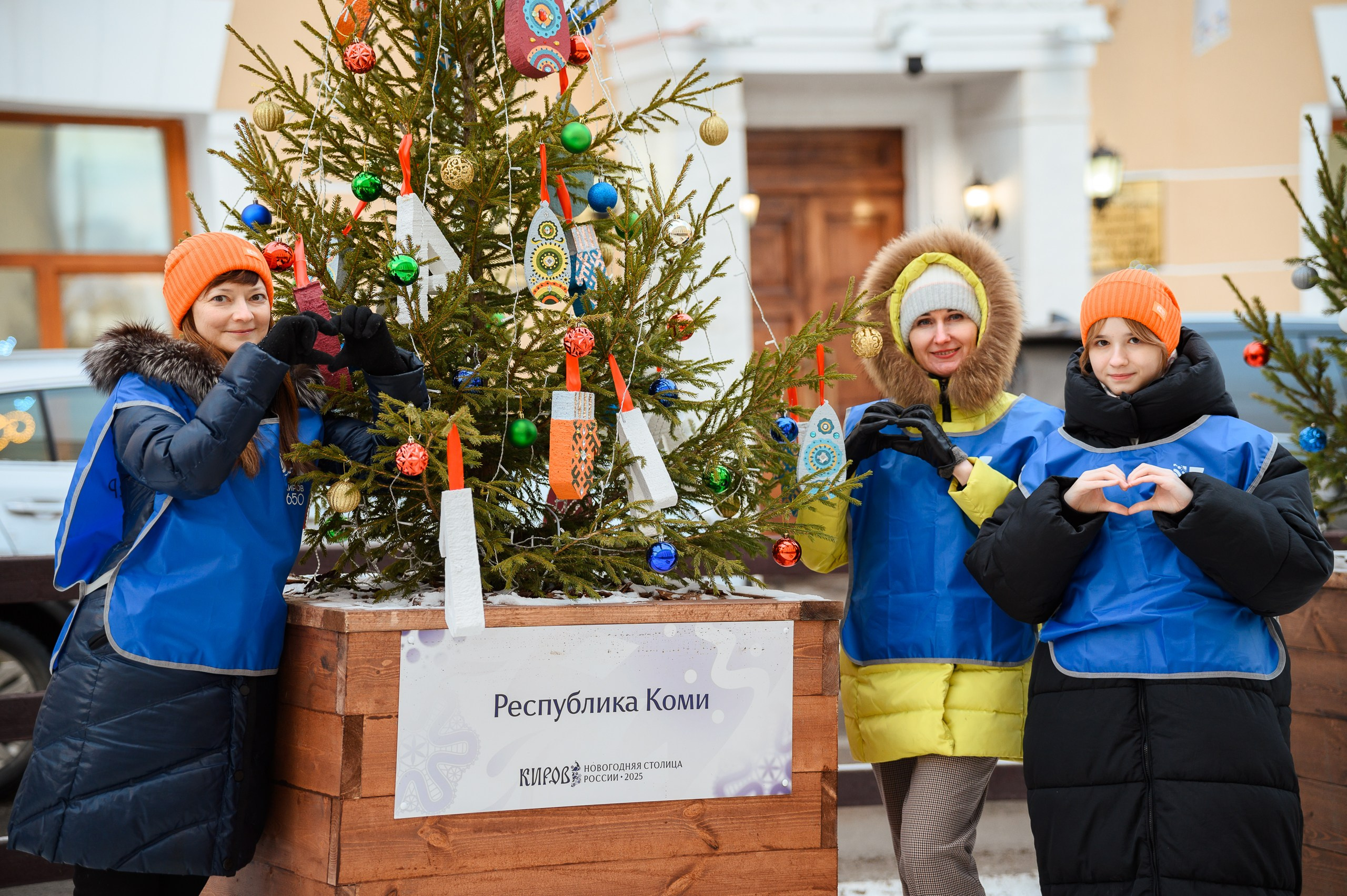 Новогодние волонтеры | Открытие Новогодней столицы Кирова 2025. Репортажный фотограф в Кирове Александр Лутошкин