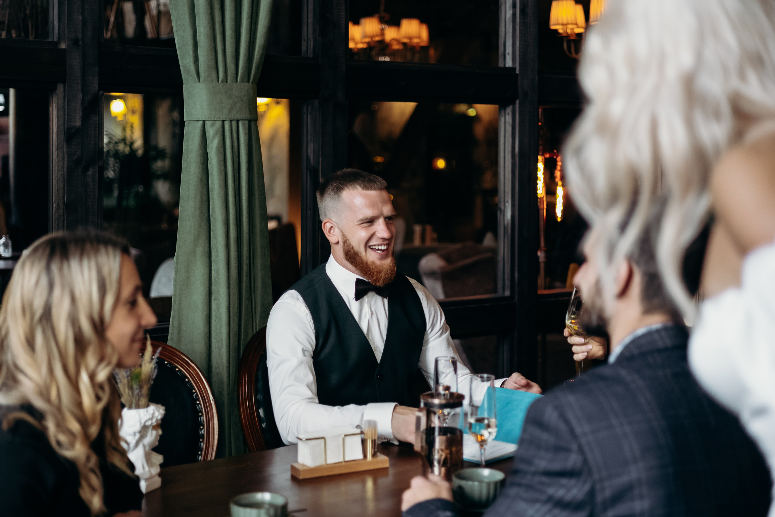 Александр и Елена (сборы, ресторан). Фотограф свадебный семейный в Красноярске Шукшина Наталья