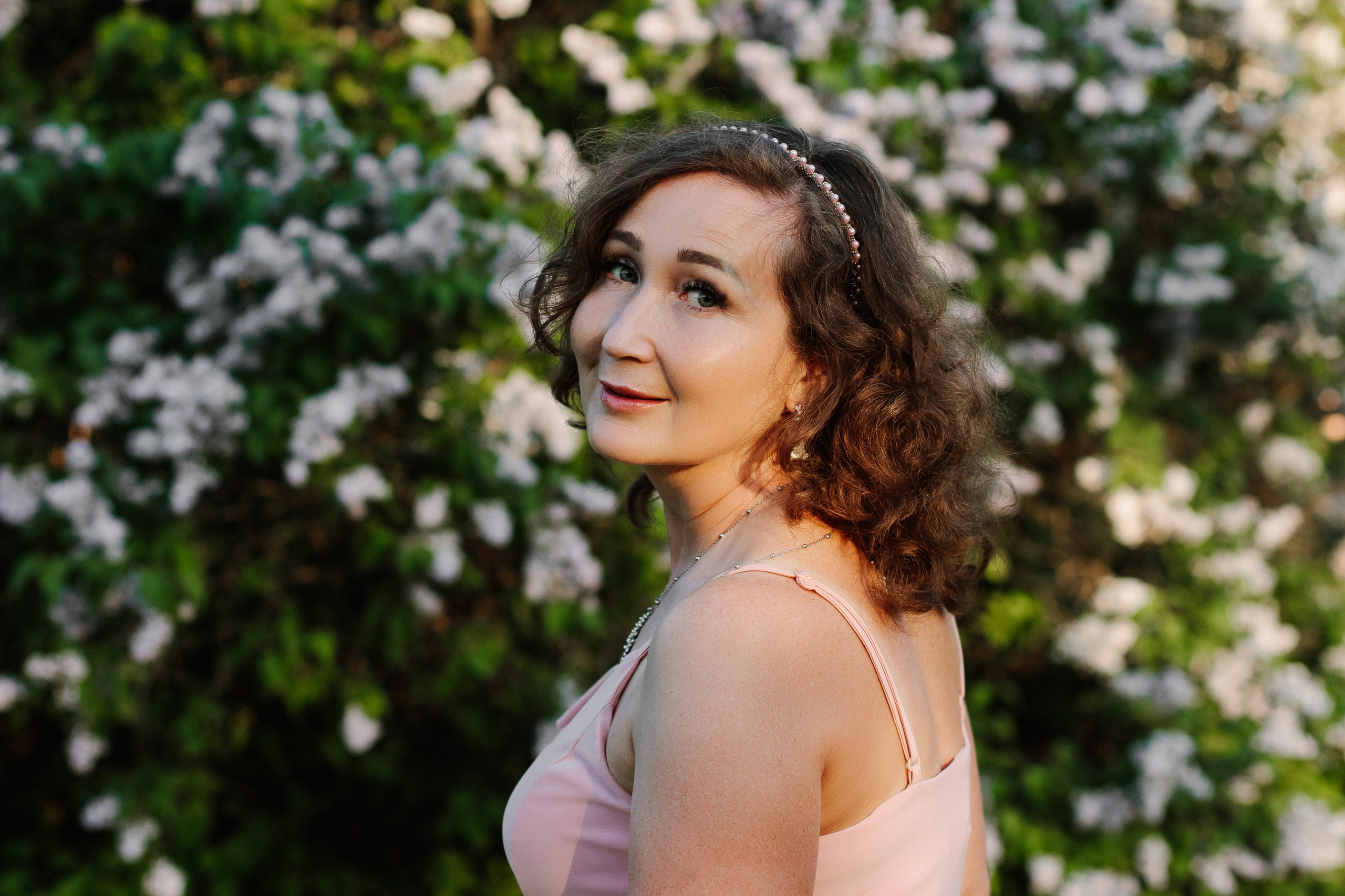 Женская фотосессия в цветении. Контентный фотограф в Перми Натали Кытманова